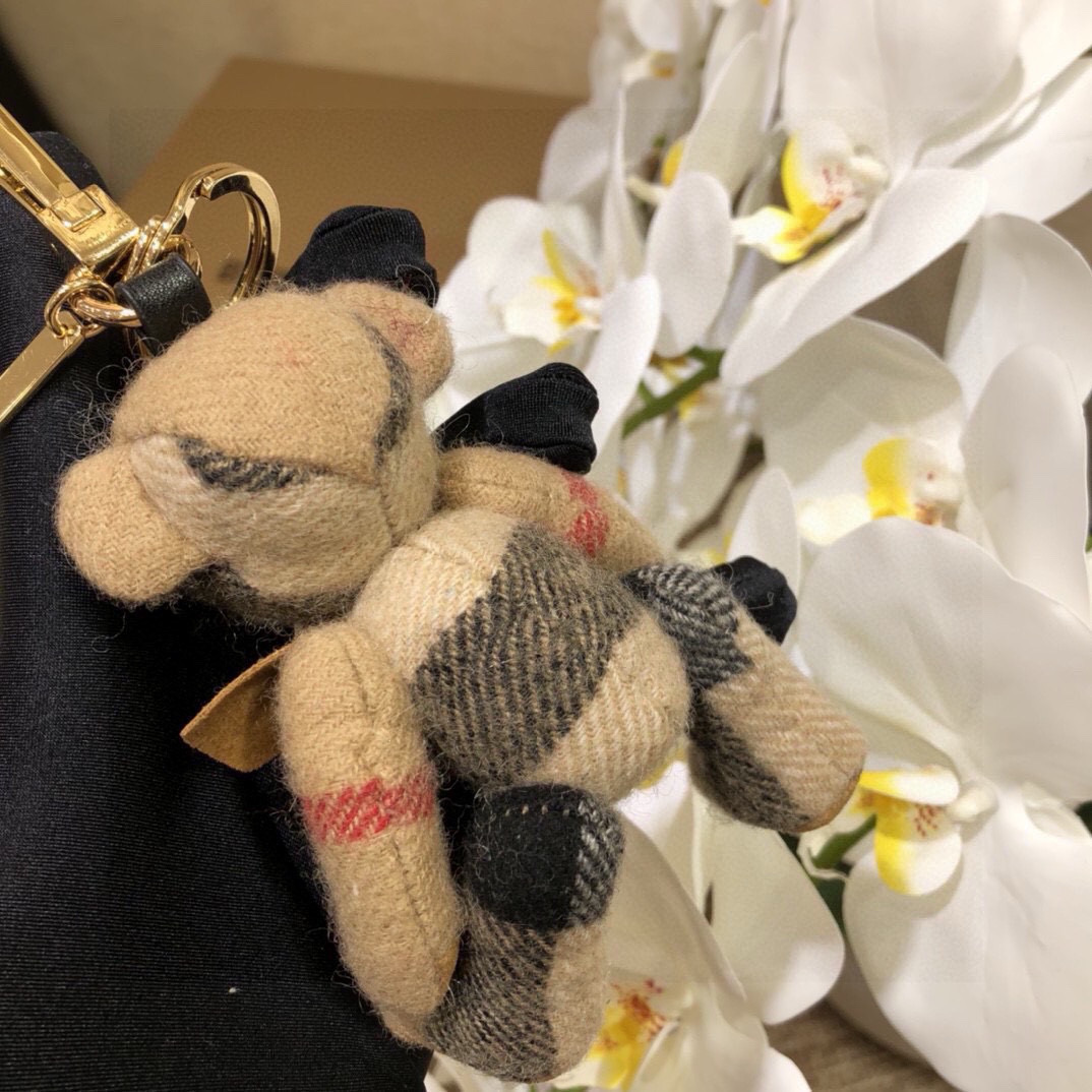  Burberry代工厂小熊🐻挂件 ，熊泰迪熊钥匙扣挂件  温柔到心里🥰 
准备已久、精致自留 ！
内部