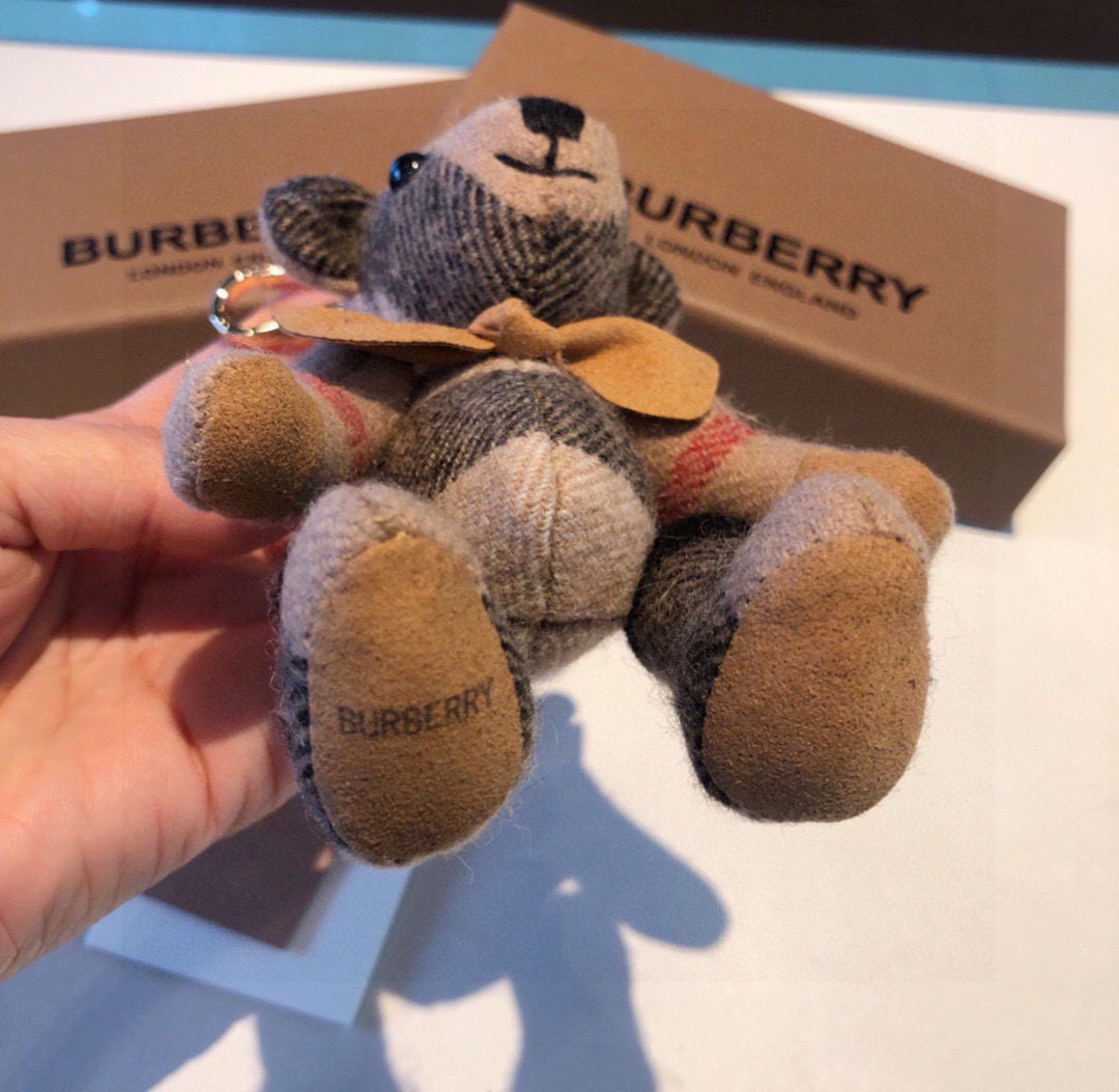  Burberry代工厂小熊🐻挂件 ，熊泰迪熊钥匙扣挂件  温柔到心里🥰 
准备已久、精致自留 ！
内部