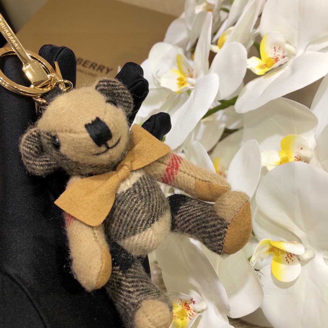  Burberry代工厂小熊🐻挂件 ，熊泰迪熊钥匙扣挂件  温柔到心里🥰 
准备已久、精致自留 ！
内部