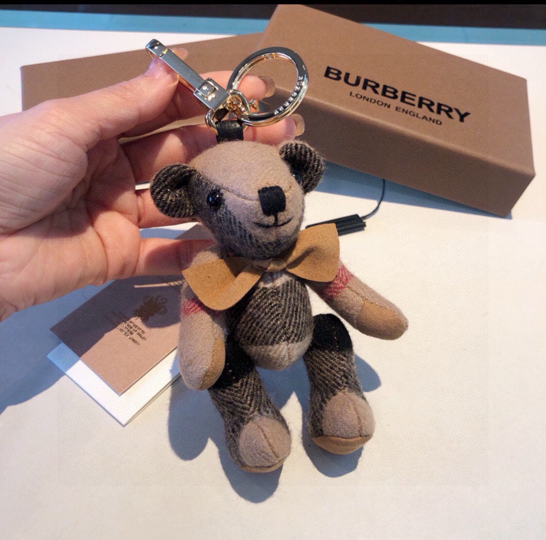  Burberry代工厂小熊🐻挂件 ，熊泰迪熊钥匙扣挂件  温柔到心里🥰 
准备已久、精致自留 ！
内部