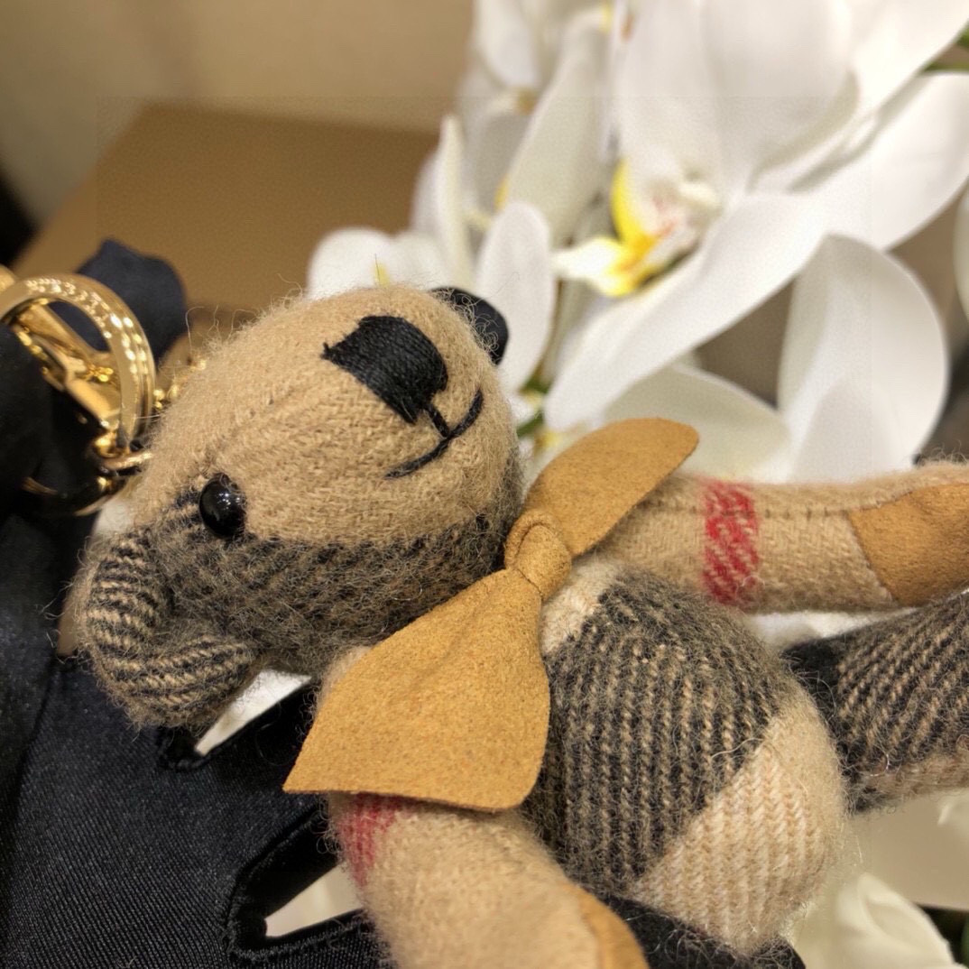  Burberry代工厂小熊🐻挂件 ，熊泰迪熊钥匙扣挂件  温柔到心里🥰 
准备已久、精致自留 ！
内部