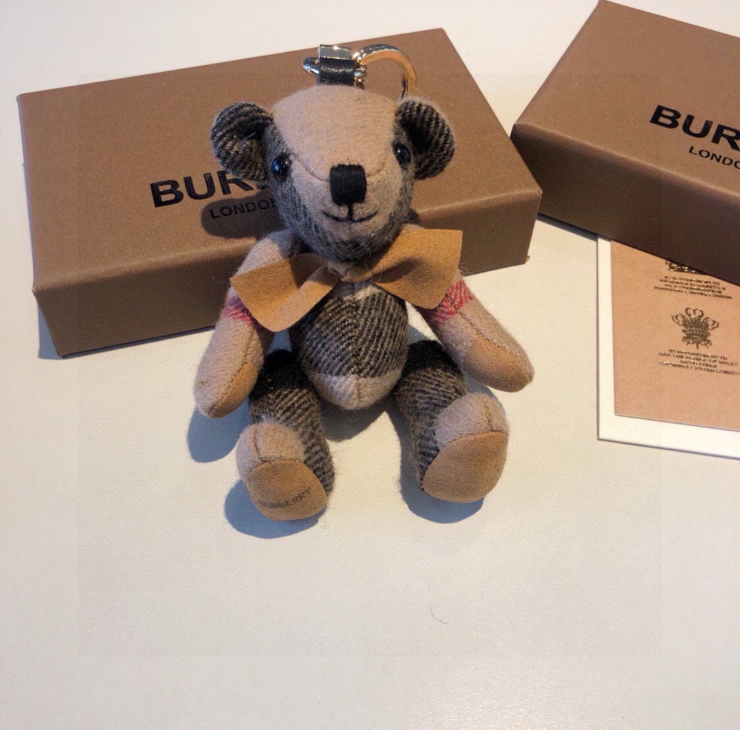  Burberry代工厂小熊🐻挂件 ，熊泰迪熊钥匙扣挂件  温柔到心里🥰 
准备已久、精致自留 ！
内部