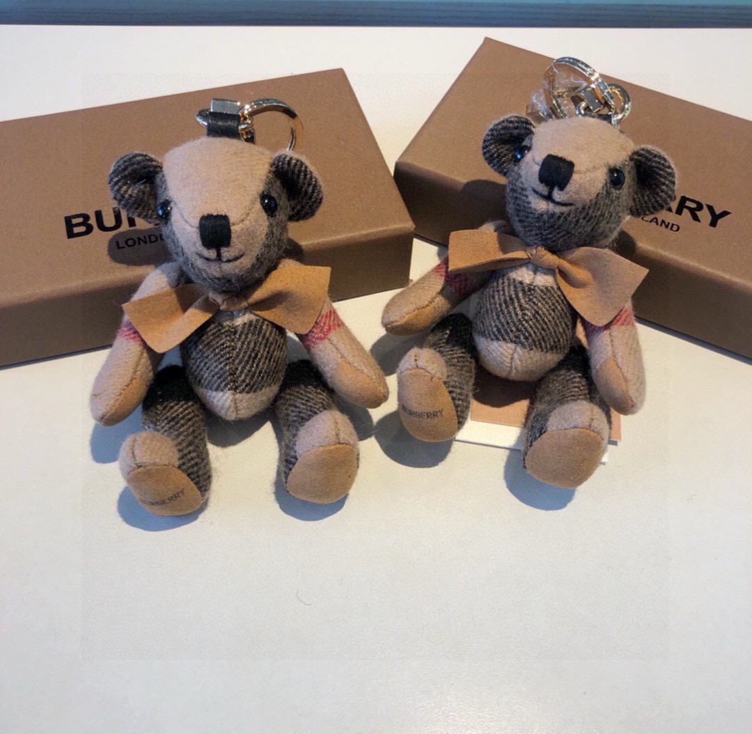  Burberry代工厂小熊🐻挂件 ，熊泰迪熊钥匙扣挂件  温柔到心里🥰 
准备已久、精致自留 ！
内部