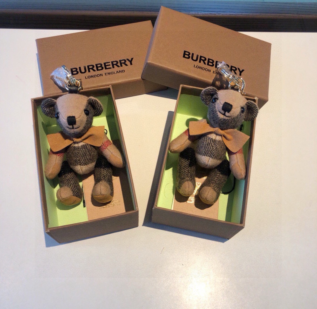  Burberry代工厂小熊🐻挂件 ，熊泰迪熊钥匙扣挂件  温柔到心里🥰 
准备已久、精致自留 ！
内部