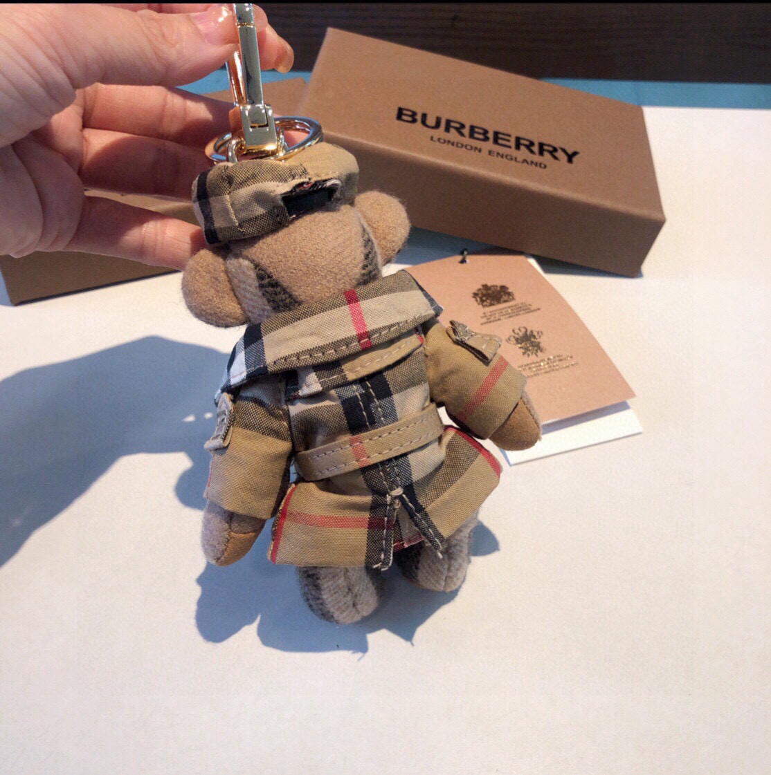  Burberry代工厂小熊🐻挂件，巴宝莉披丝巾泰迪熊钥匙扣挂件  温柔到心里🥰 
准备已久、精致自留 