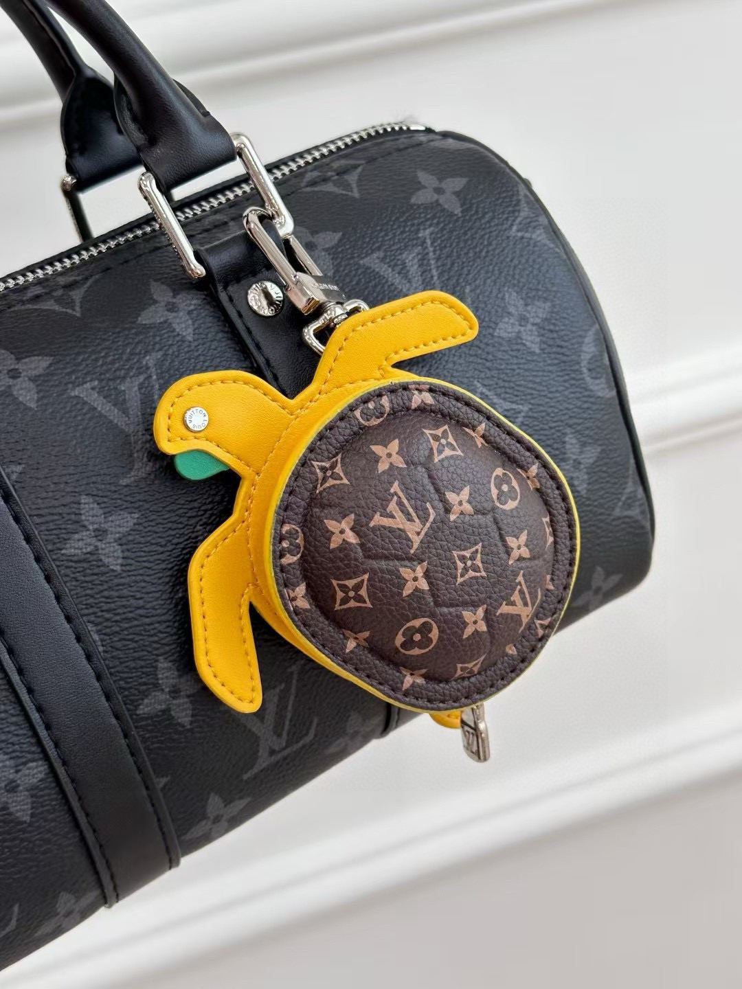  。官网新品M01471Louis Vuitton 路易威登海龟🐢乌龟包钥匙扣挂件 LV蓝牙耳机包 Tu
