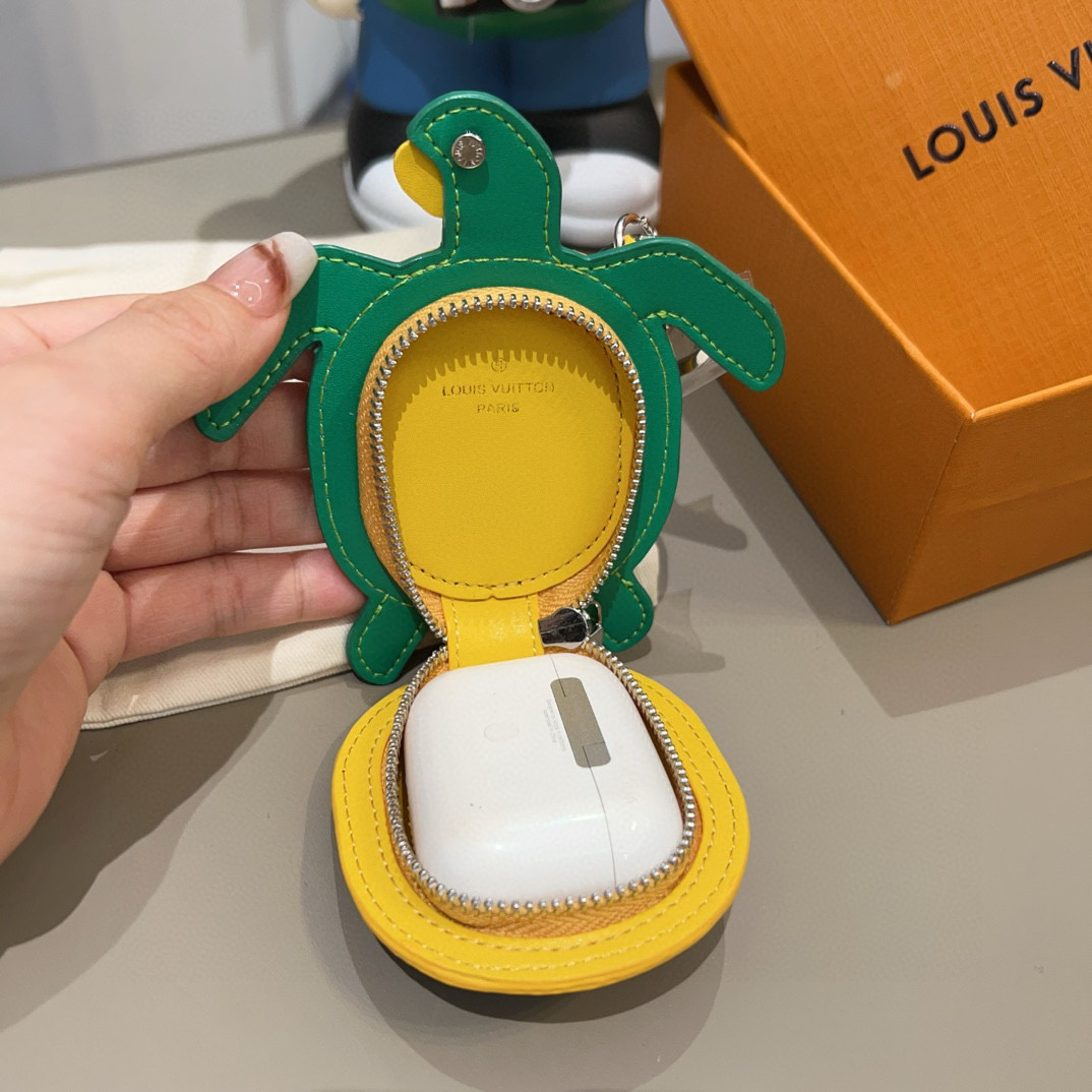  。官网新品M01471Louis Vuitton 路易威登海龟🐢乌龟包钥匙扣挂件 LV蓝牙耳机包 Tu