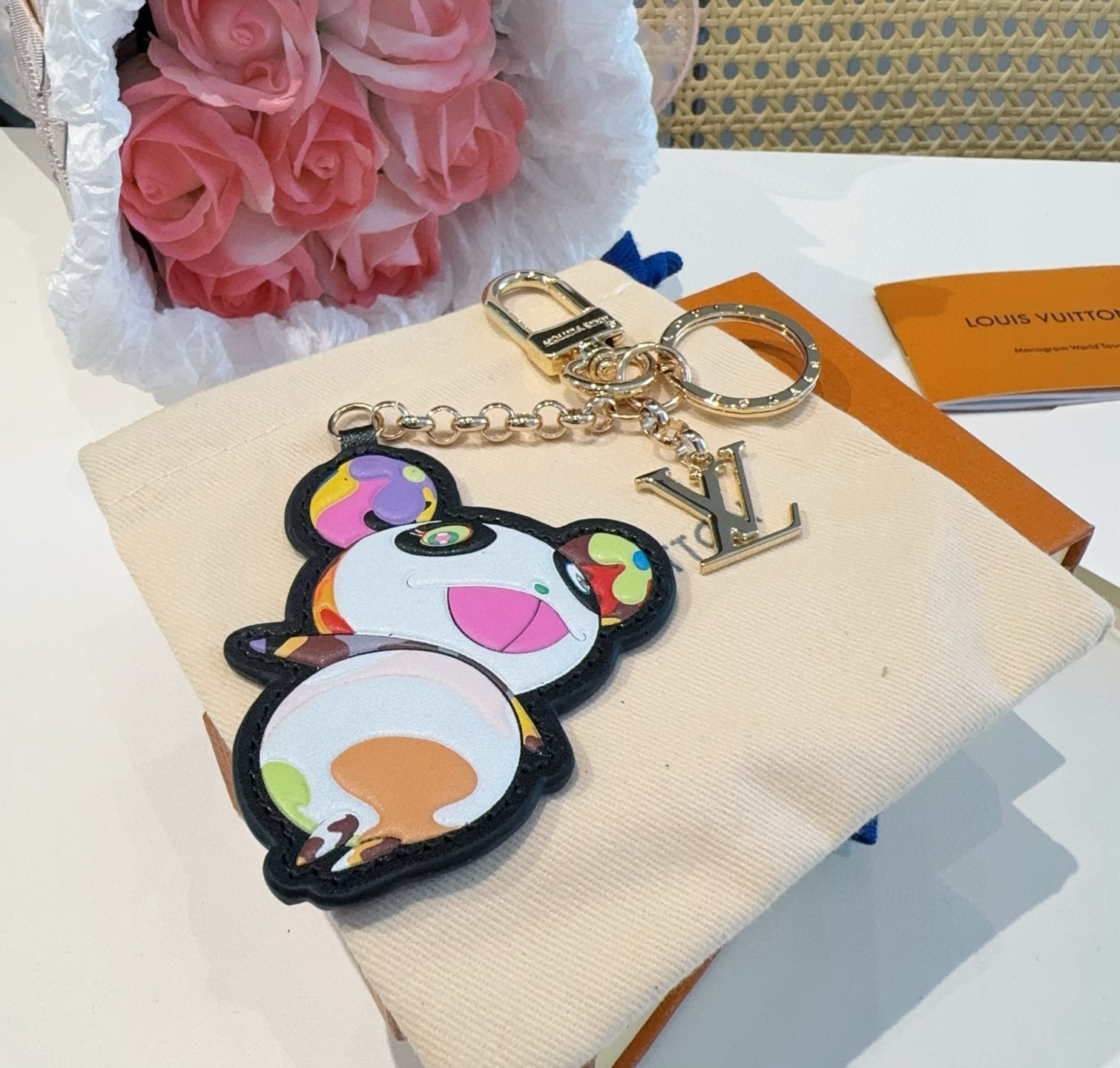 🆕 驴家新款LOUIS VUITTON x村上隆联名款字母卡通设计熊猫挂件 LV钥匙扣 包包挂饰 男女同