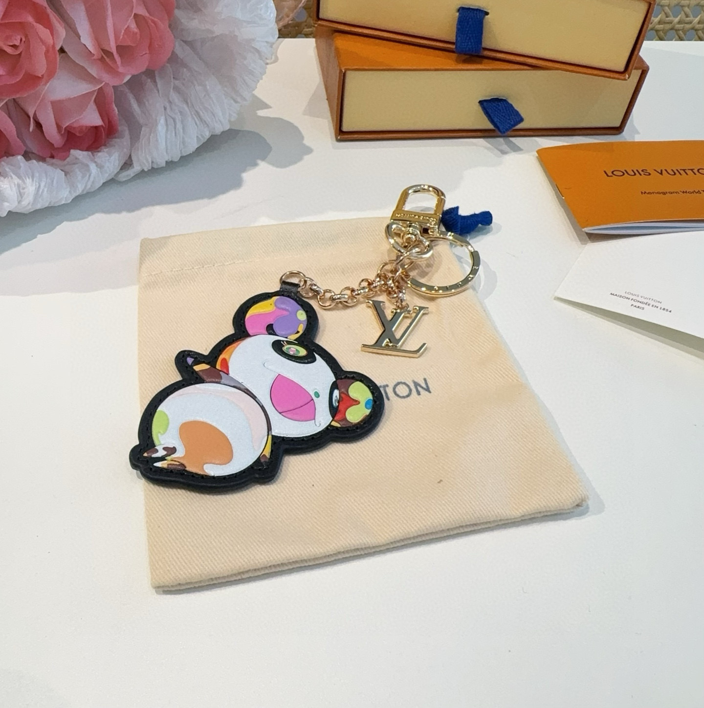 🆕 驴家新款LOUIS VUITTON x村上隆联名款字母卡通设计熊猫挂件 LV钥匙扣 包包挂饰 男女同