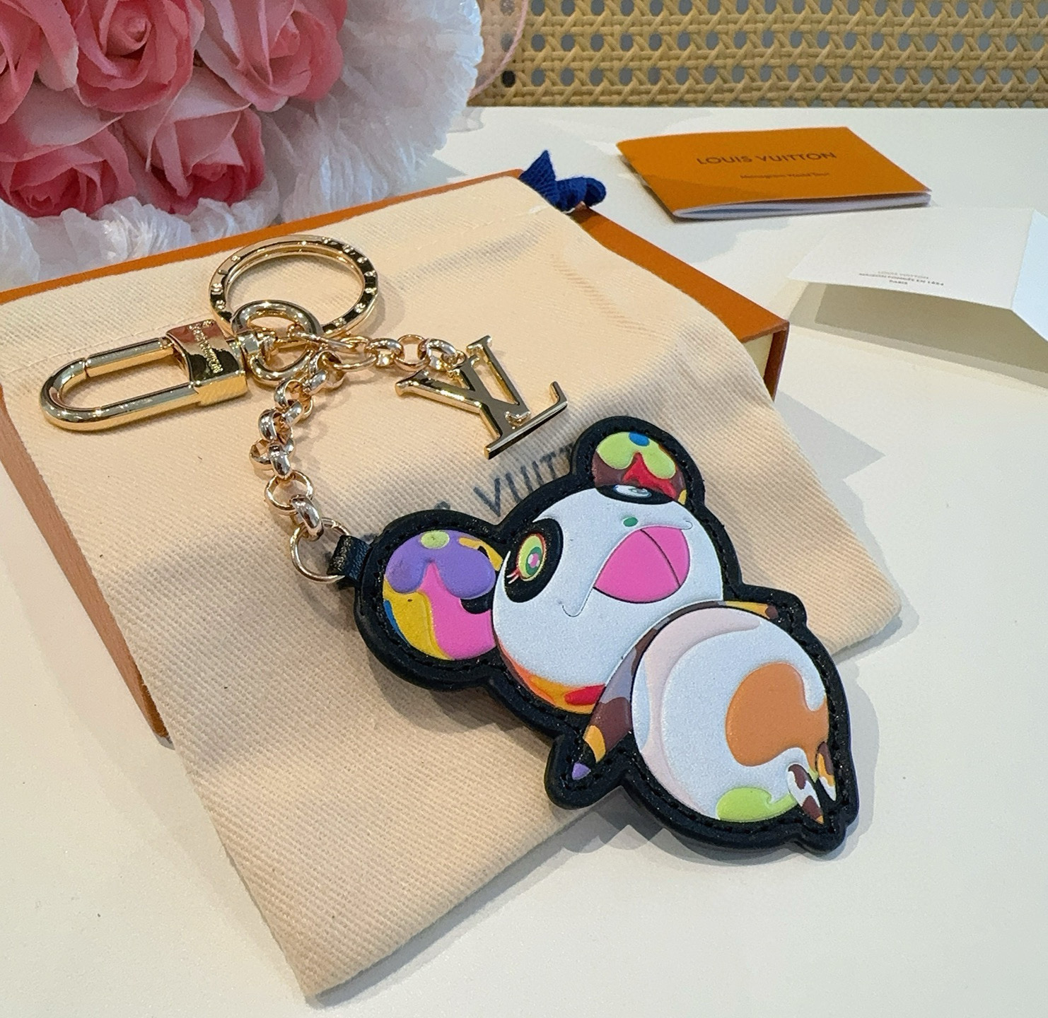 🆕 驴家新款LOUIS VUITTON x村上隆联名款字母卡通设计熊猫挂件 LV钥匙扣 包包挂饰 男女同