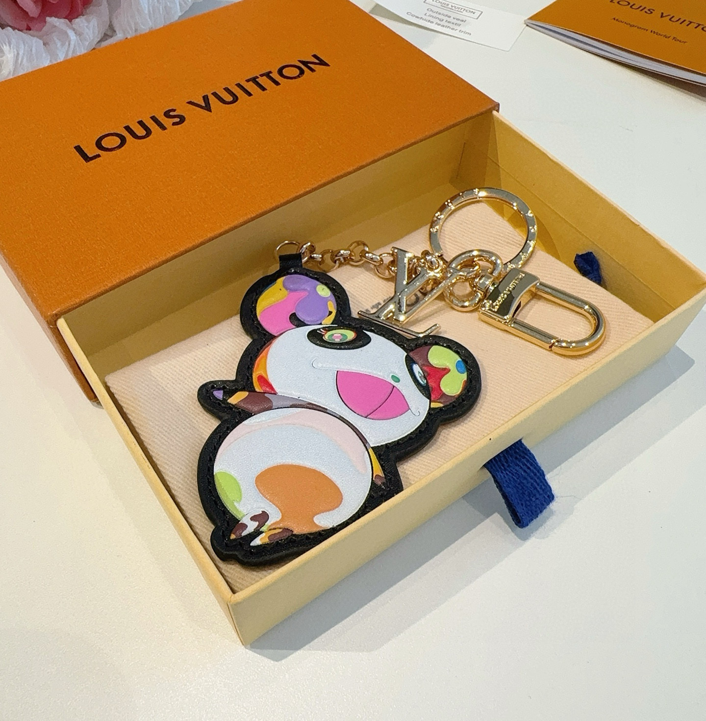 🆕 驴家新款LOUIS VUITTON x村上隆联名款字母卡通设计熊猫挂件 LV钥匙扣 包包挂饰 男女同