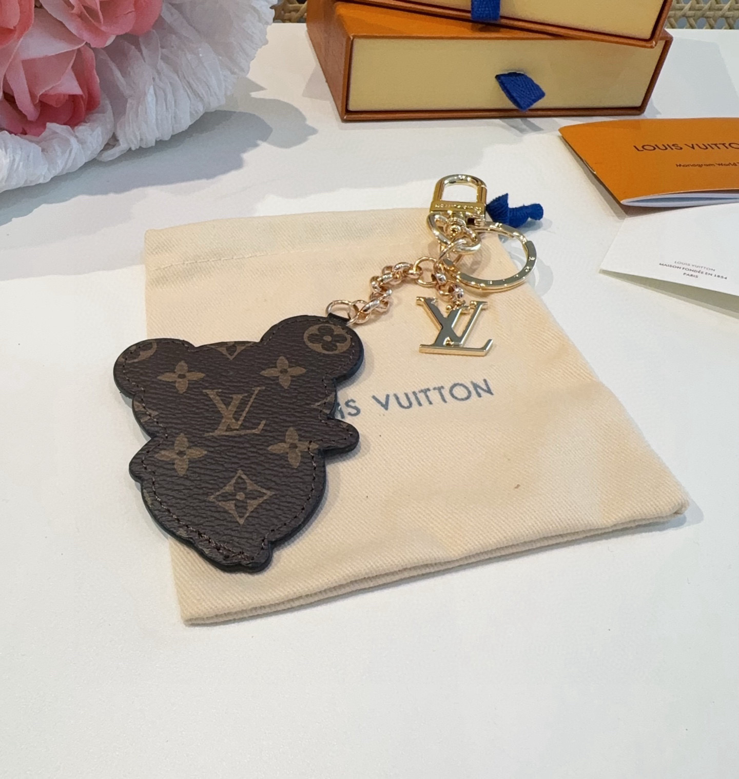 🆕 驴家新款LOUIS VUITTON x村上隆联名款字母卡通设计熊猫挂件 LV钥匙扣 包包挂饰 男女同