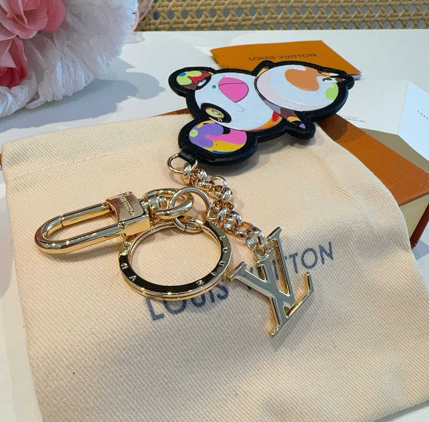 🆕 驴家新款LOUIS VUITTON x村上隆联名款字母卡通设计熊猫挂件 LV钥匙扣 包包挂饰 男女同