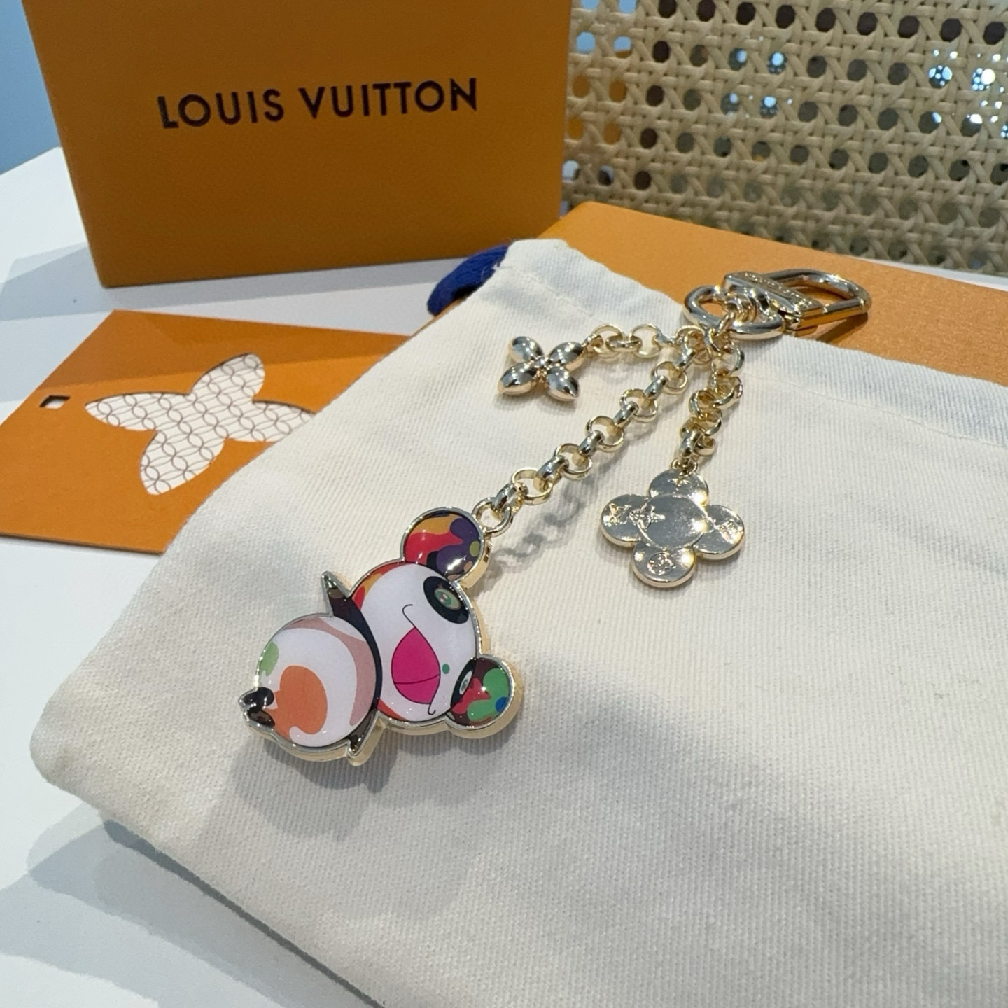  。LV村上隆熊猫人钥匙扣包包挂饰 LV X TM LV ICONIC
SUPERFLAT 钥匙扣
路易