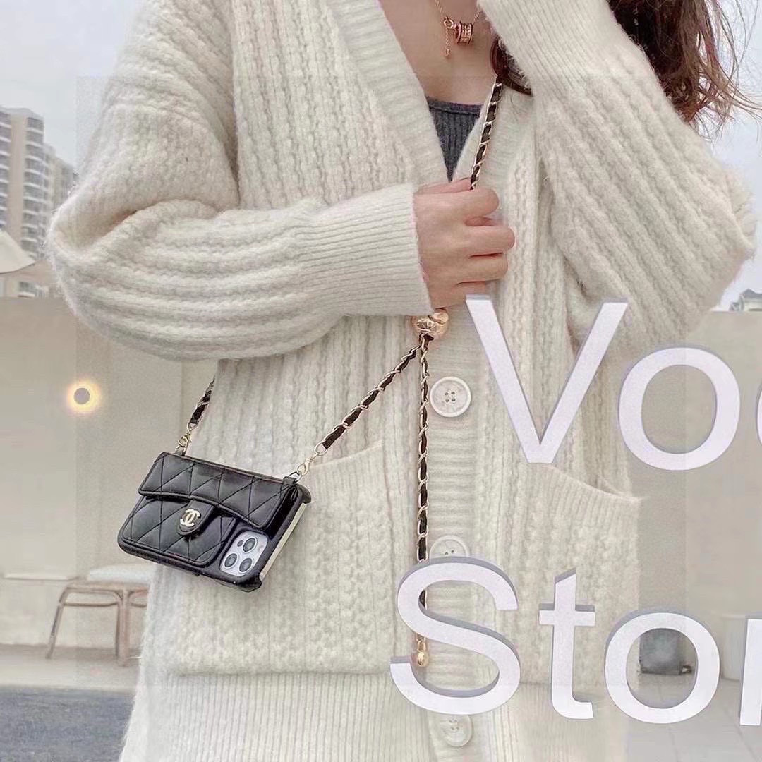 💃CHANEL💠香奈儿火爆时尚圈的手机壳
专柜同款⛓链条小金球可调节链条长度iPhone16系列更新