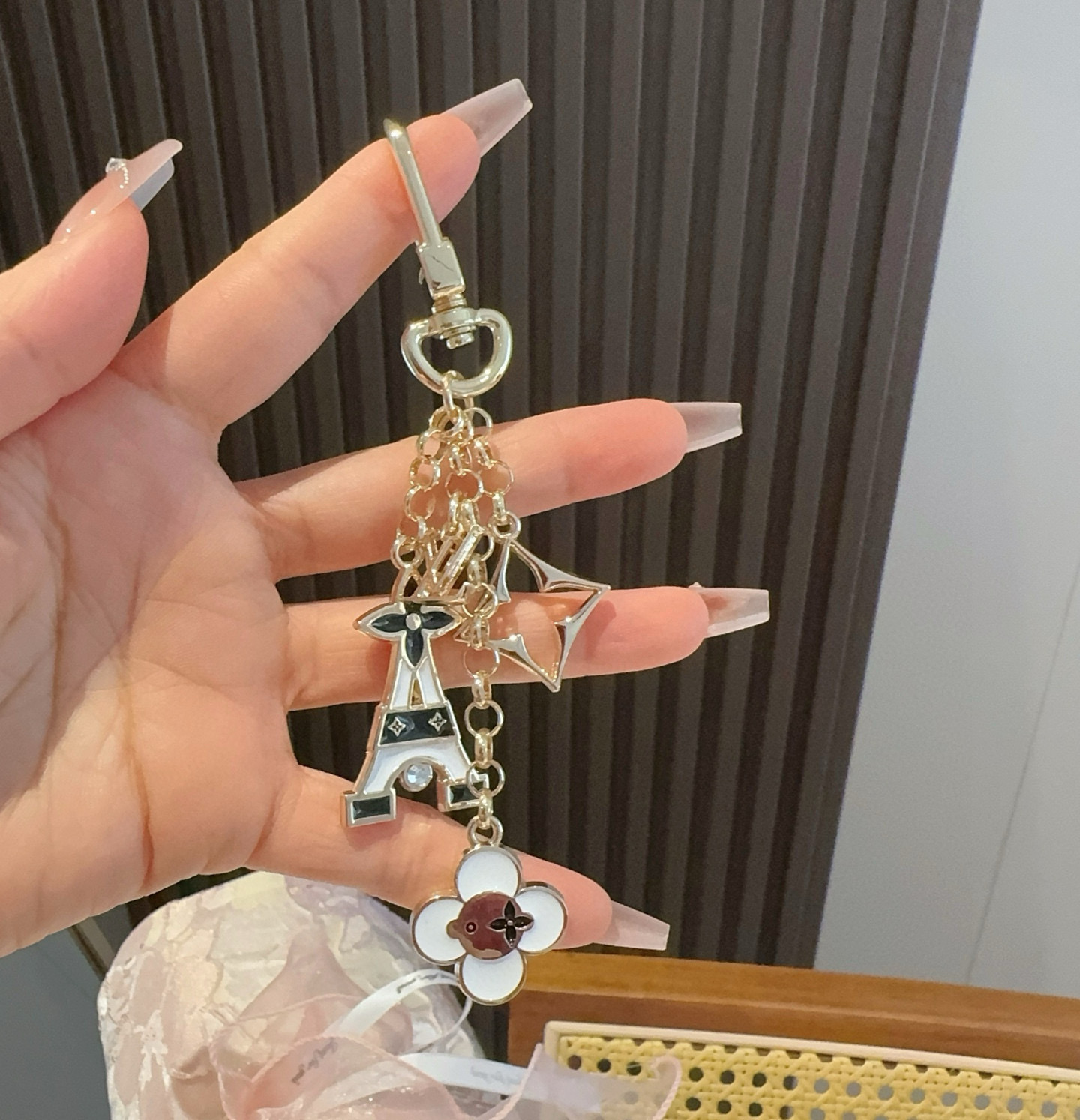 
 🆕 Lv包饰与钥匙扣 包包挂件
LV 巴黎铁塔精巧链条四叶草铭牌装饰，与小号尖瓣 Monogram 