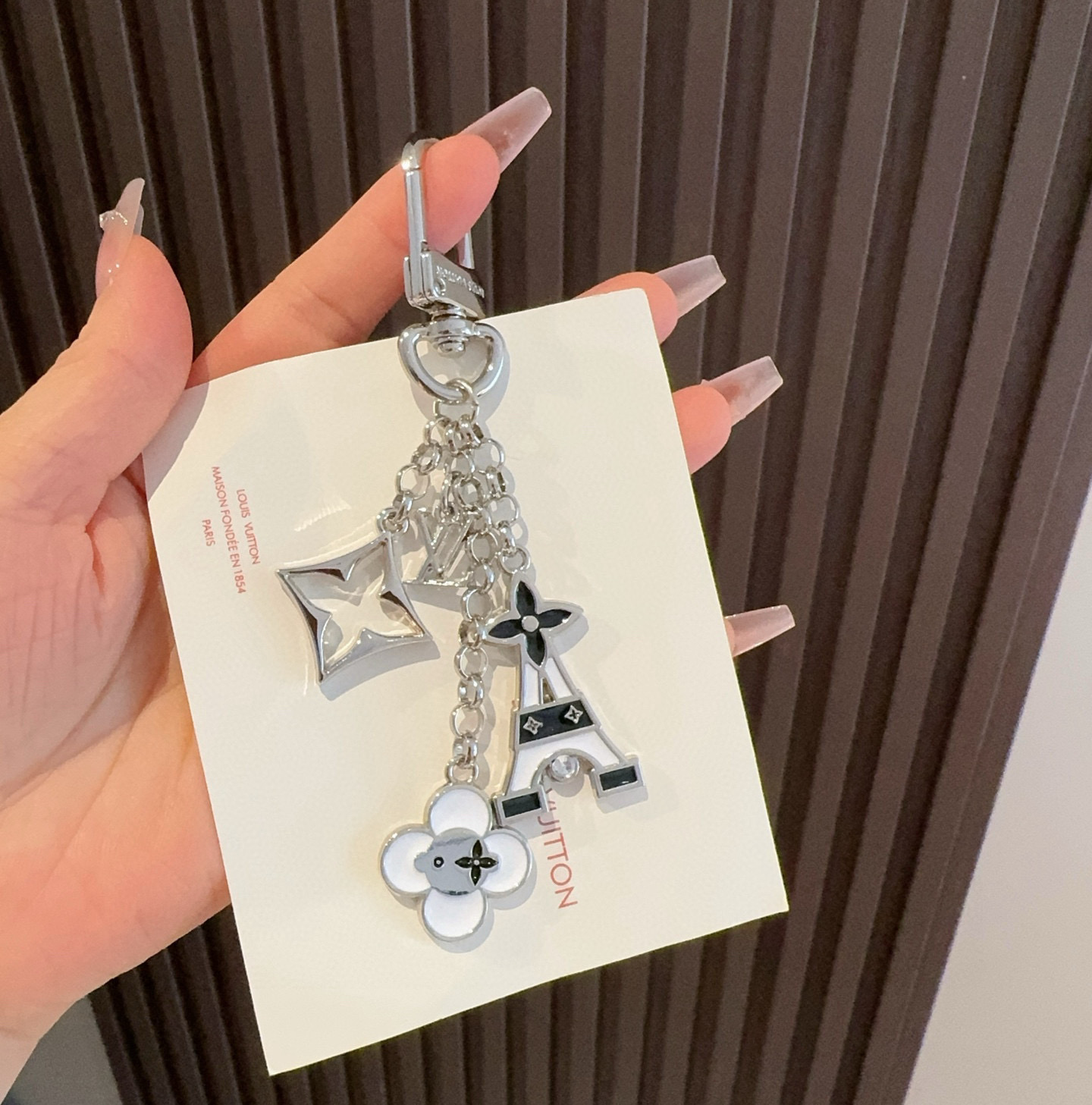 
 🆕 Lv包饰与钥匙扣 包包挂件
LV 巴黎铁塔精巧链条四叶草铭牌装饰，与小号尖瓣 Monogram 