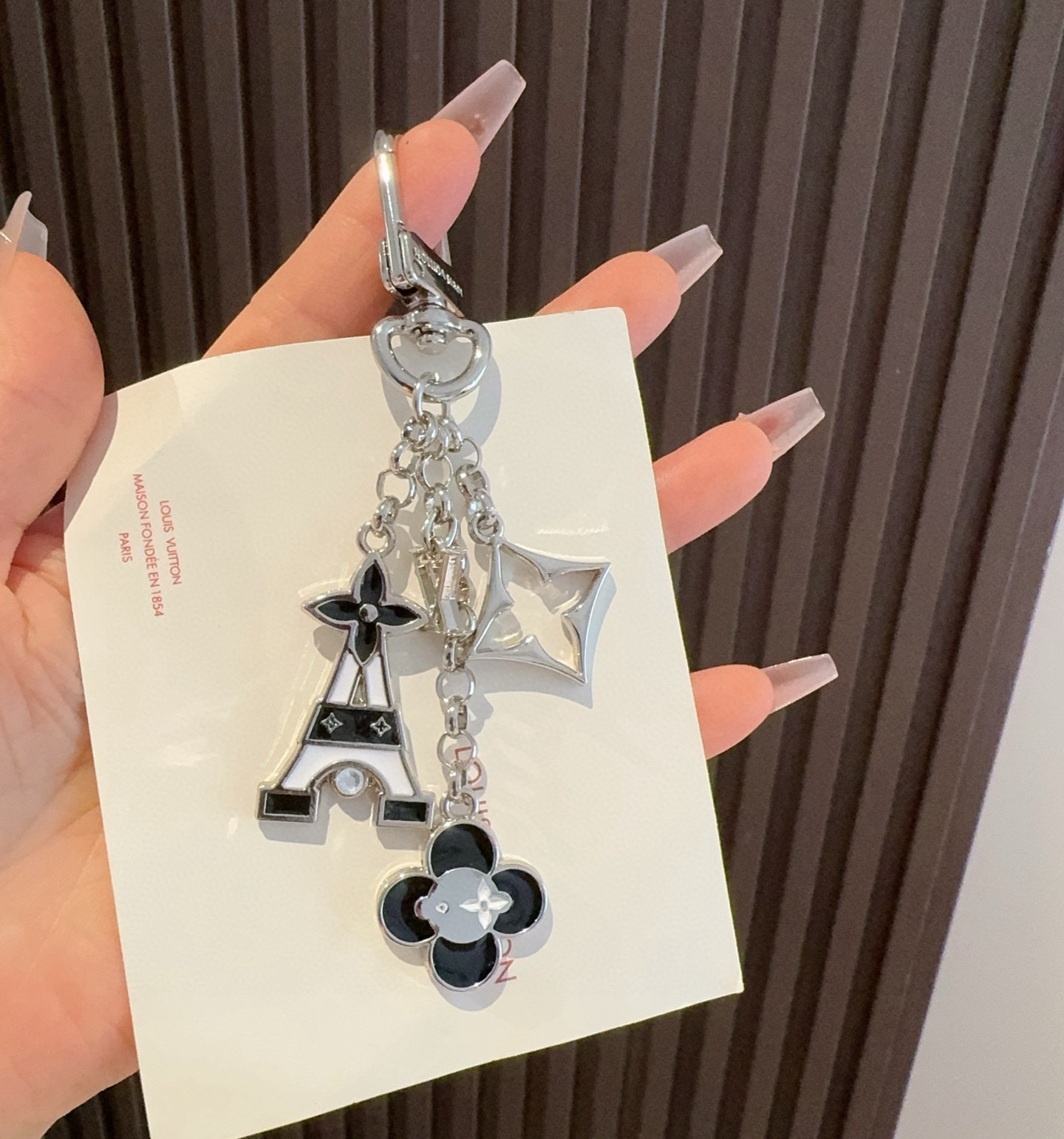 
 🆕 Lv包饰与钥匙扣 包包挂件
LV 巴黎铁塔精巧链条四叶草铭牌装饰，与小号尖瓣 Monogram 