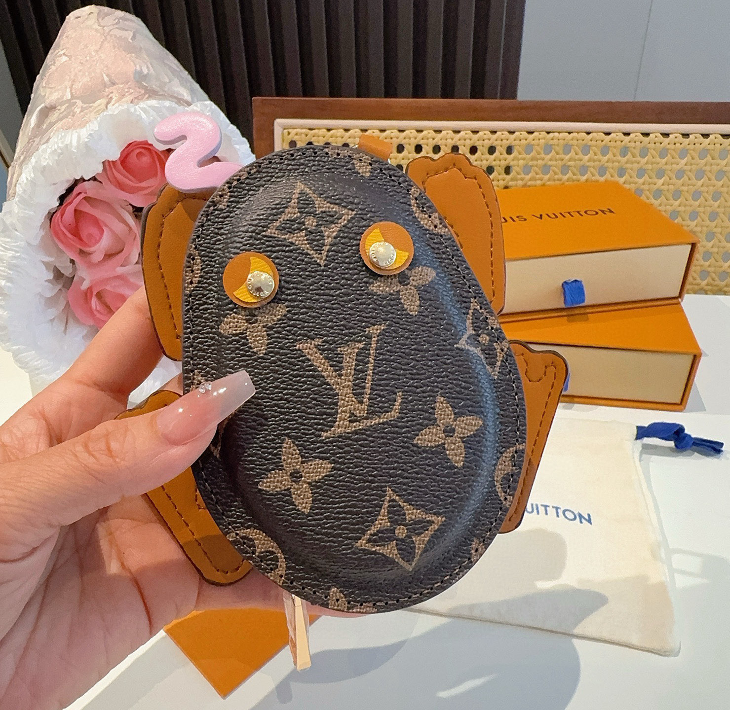    LV路易威登青蛙🐸耳机包 包包挂饰  可放口红💄蓝牙耳机 