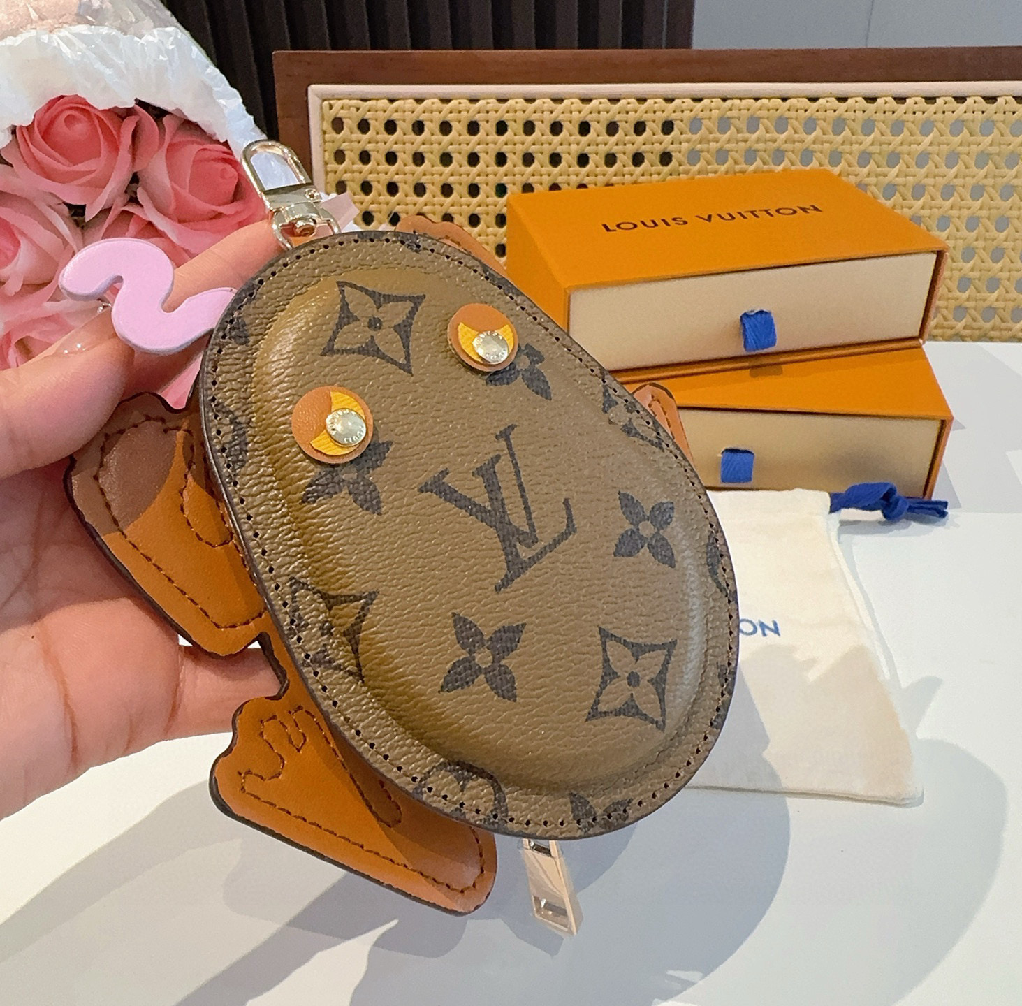    LV路易威登青蛙🐸耳机包 包包挂饰  可放口红💄蓝牙耳机 