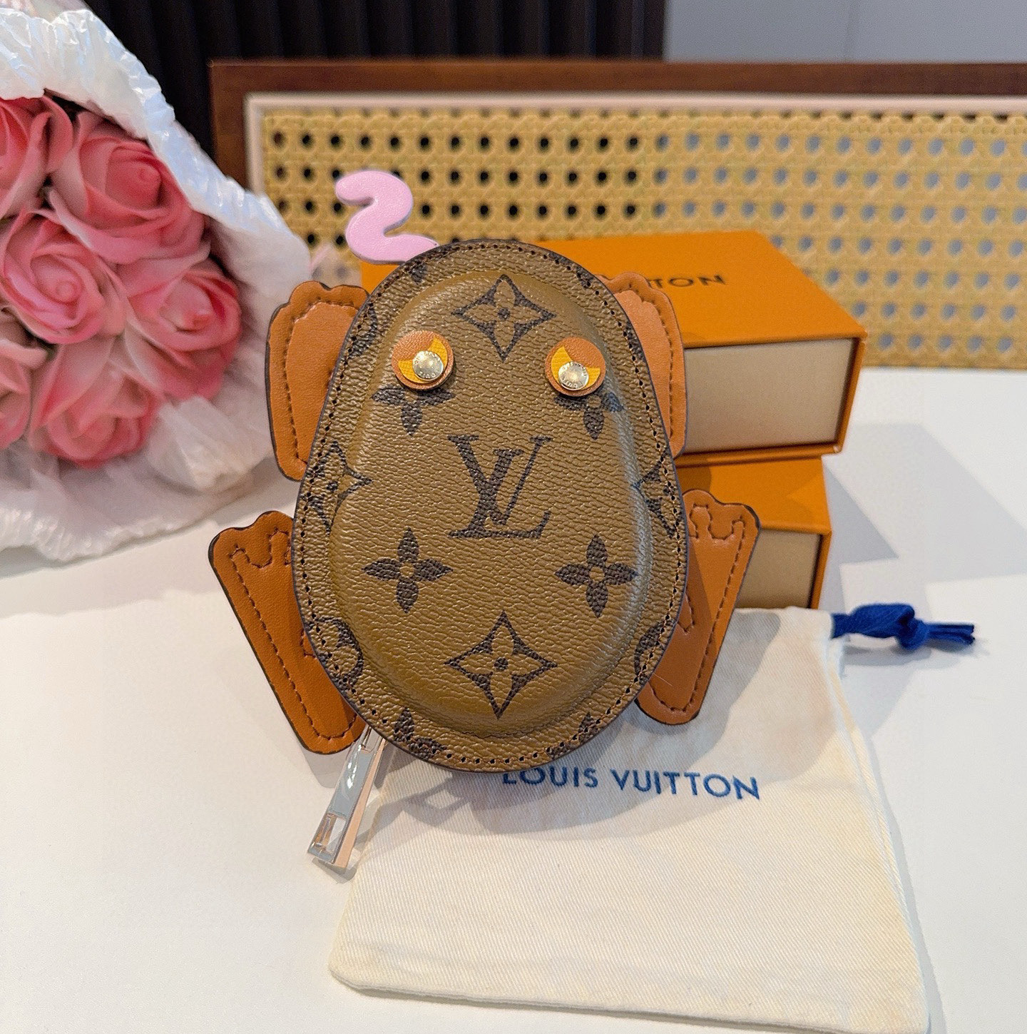    LV路易威登青蛙🐸耳机包 包包挂饰  可放口红💄蓝牙耳机 