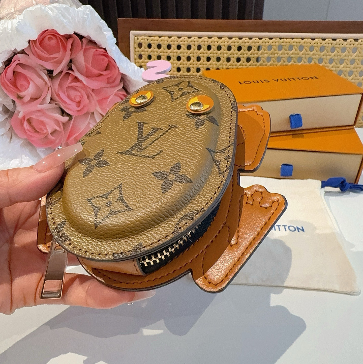    LV路易威登青蛙🐸耳机包 包包挂饰  可放口红💄蓝牙耳机 