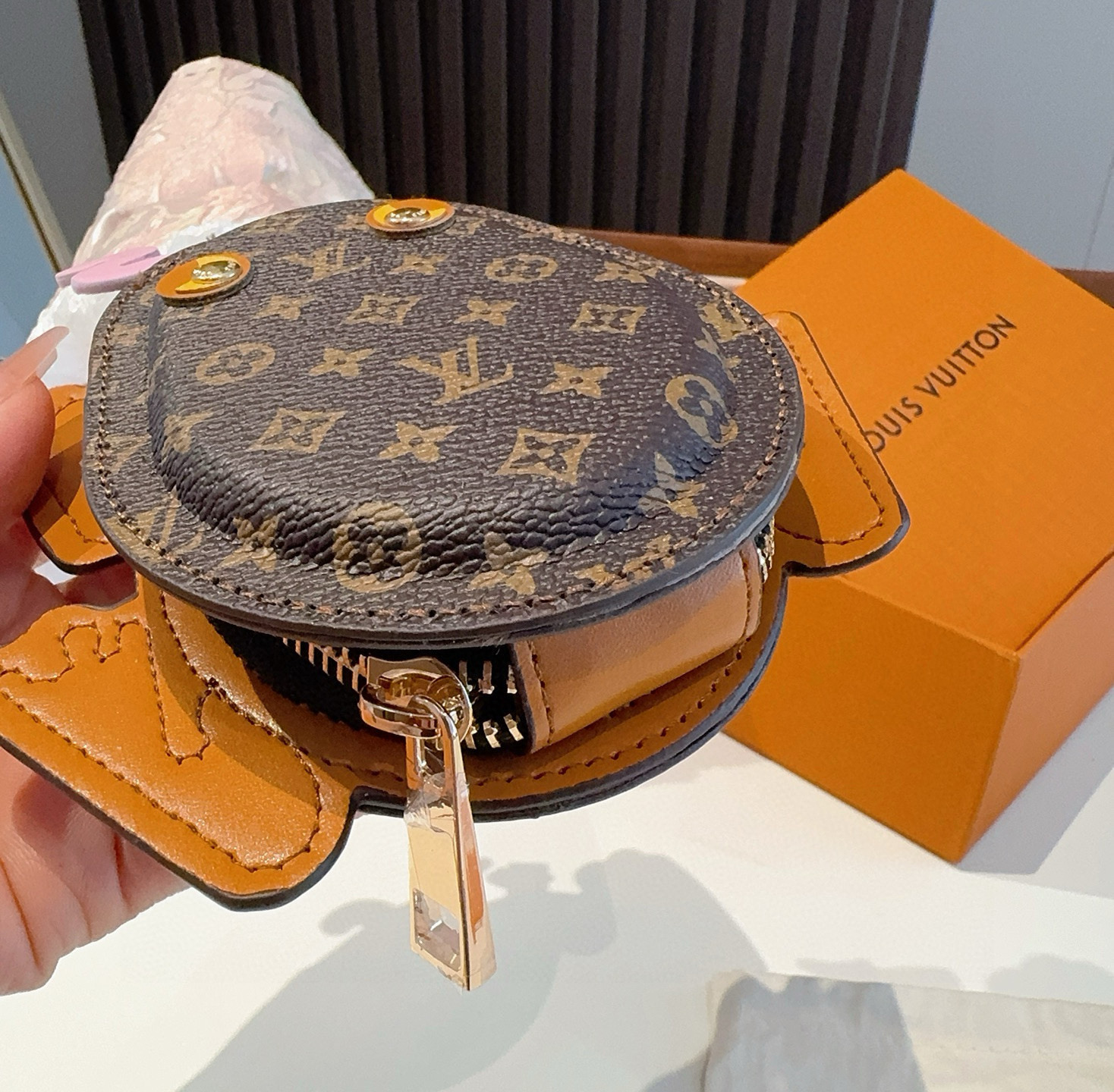    LV路易威登青蛙🐸耳机包 包包挂饰  可放口红💄蓝牙耳机 