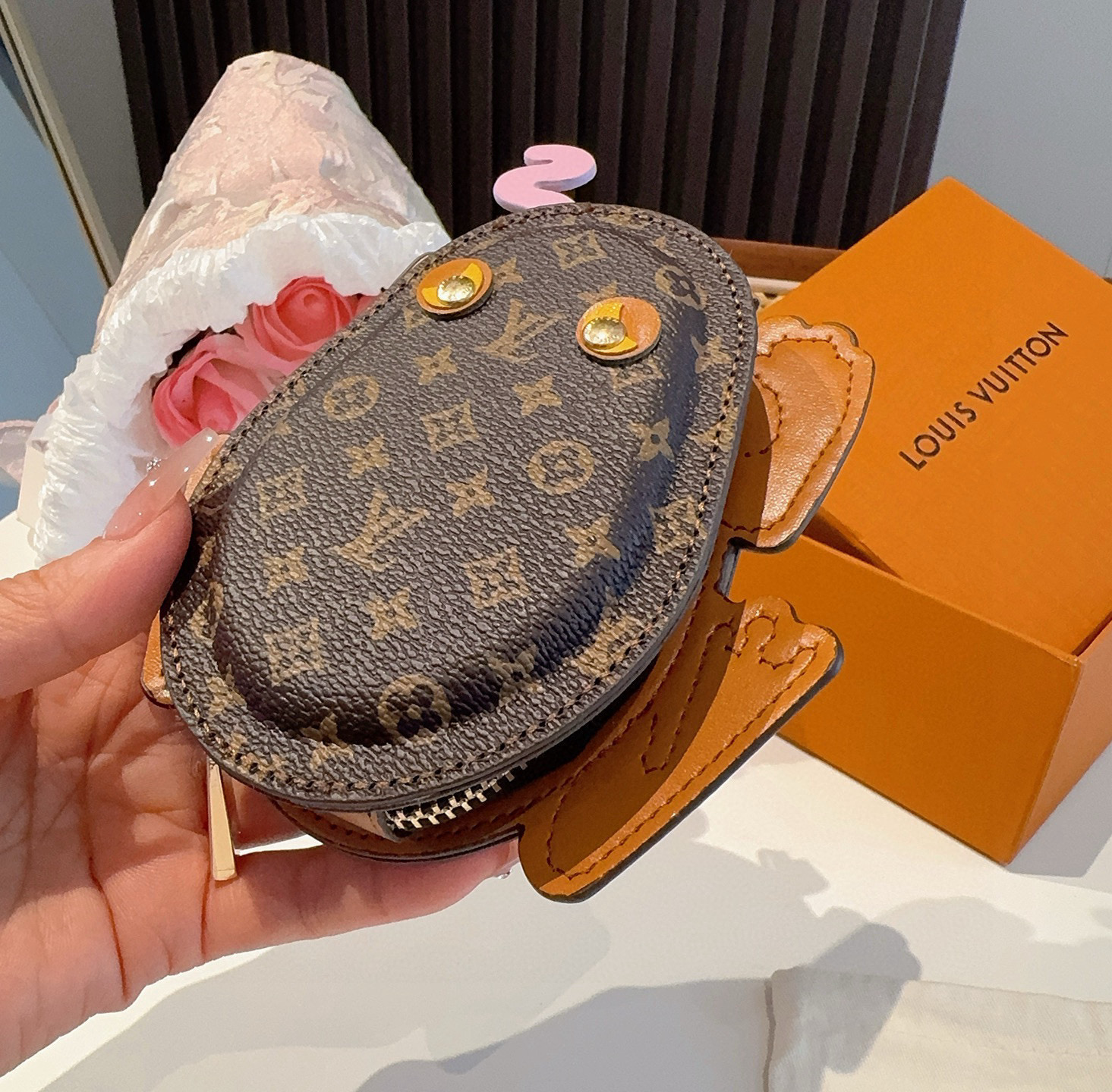    LV路易威登青蛙🐸耳机包 包包挂饰  可放口红💄蓝牙耳机 