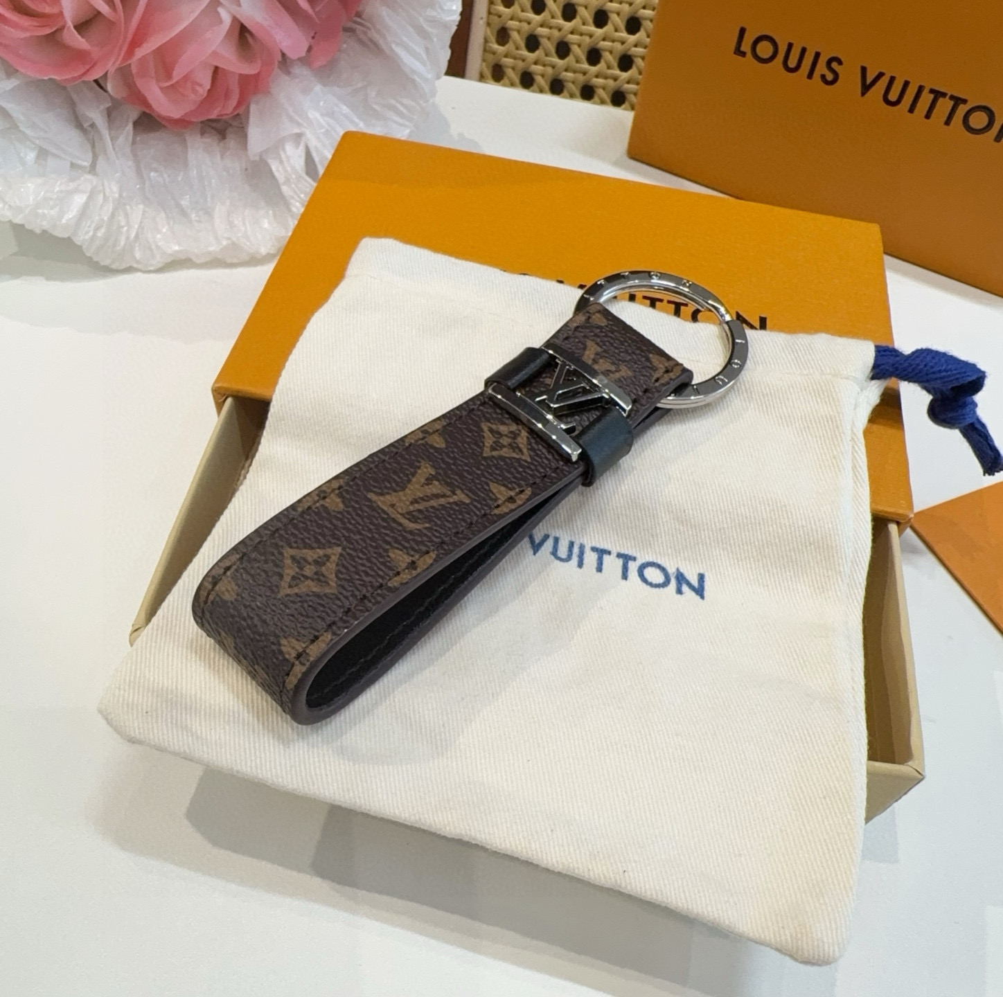  。 LOUIS VUITTON 官网款 LV皮绳钥匙扣  挂饰 车钥匙挂件 PU材质  原版logo 