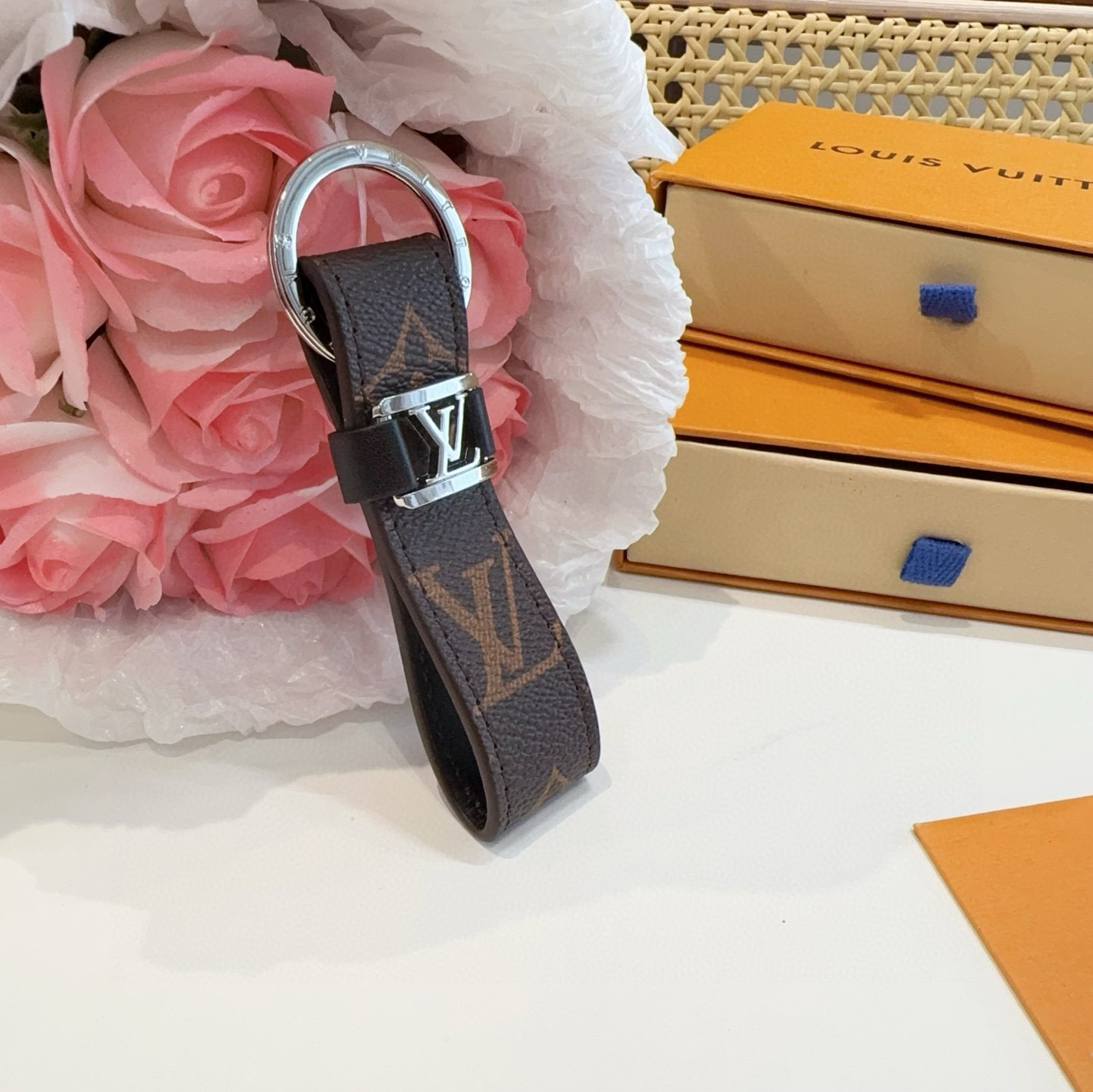  。 LOUIS VUITTON 官网款 LV皮绳钥匙扣  挂饰 车钥匙挂件 PU材质  原版logo 