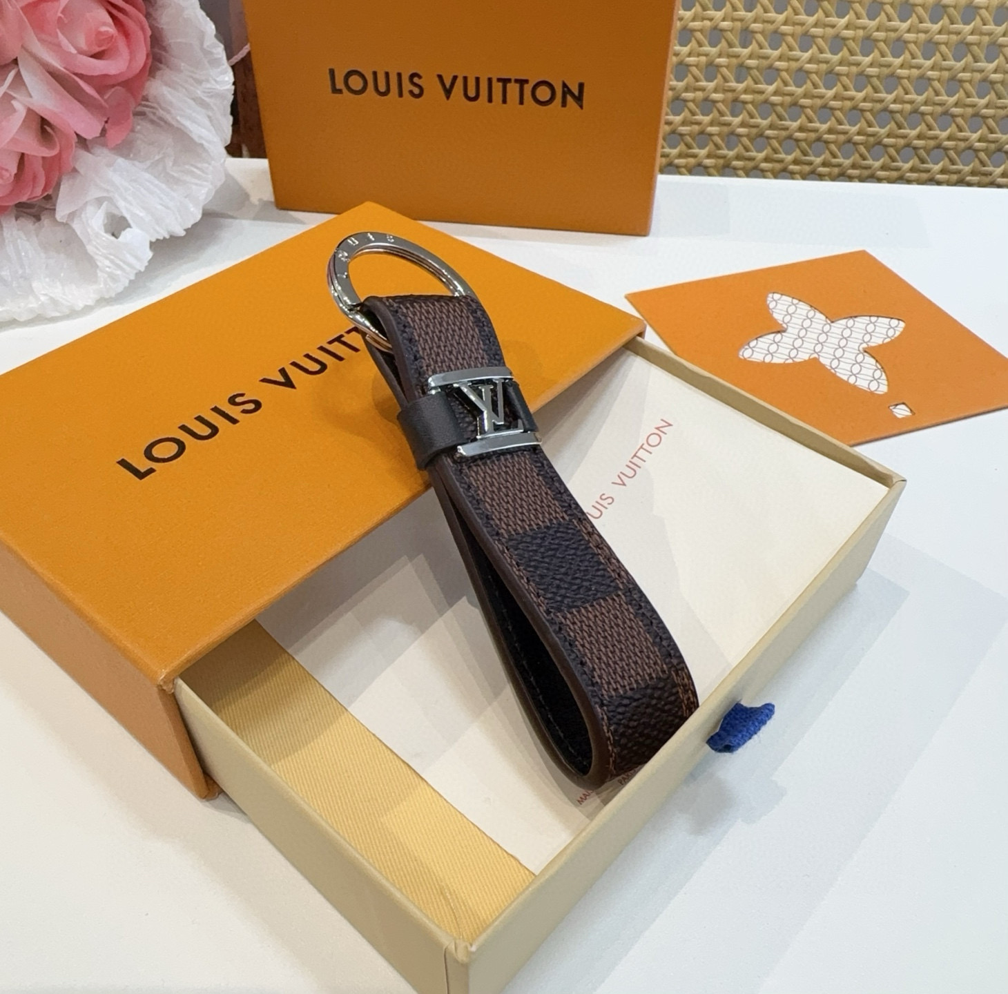  。 LOUIS VUITTON 官网款 LV皮绳钥匙扣  挂饰 车钥匙挂件 PU材质  原版logo 