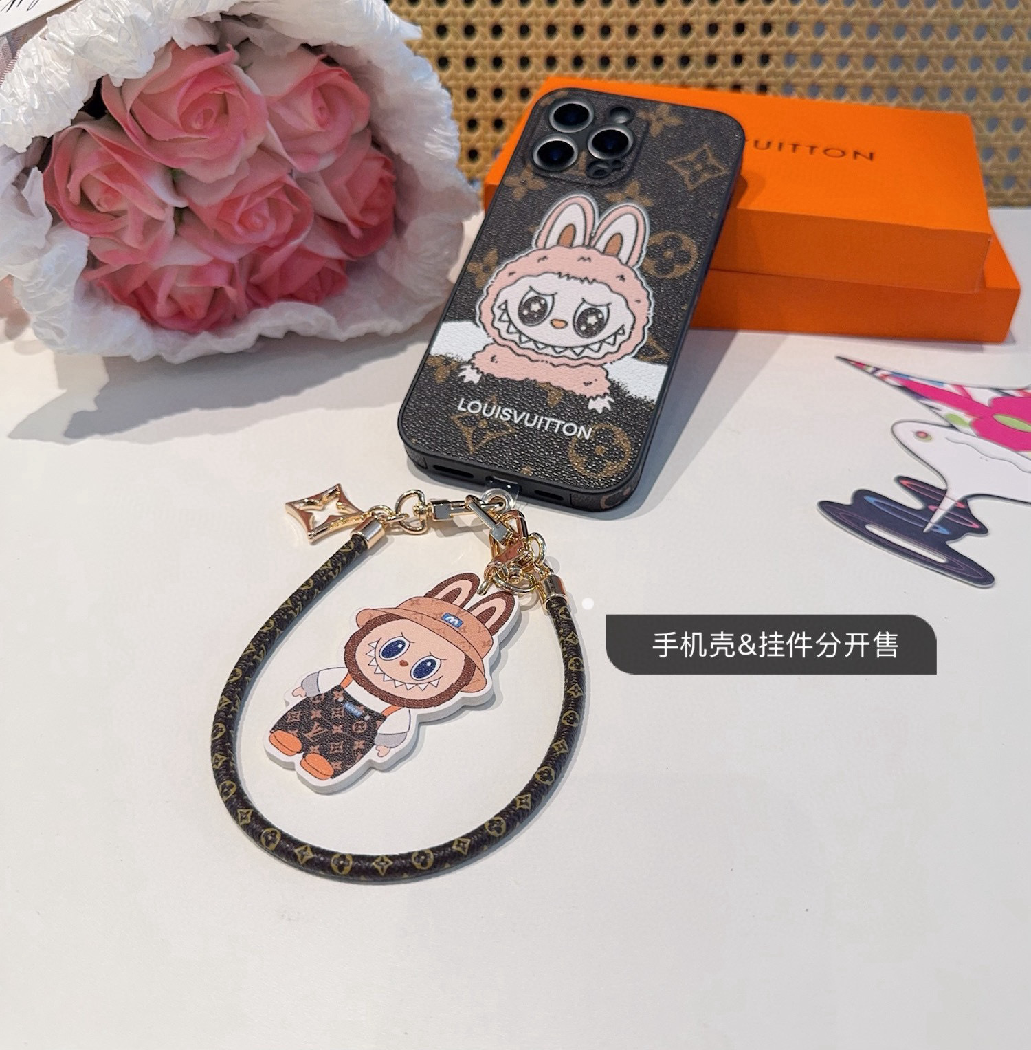 手机壳 皮绳链条➕拉布布挂件一套
。Lv精孔全包手机壳 拉布布图案Lv全包围边皮质手机壳
型号:为了