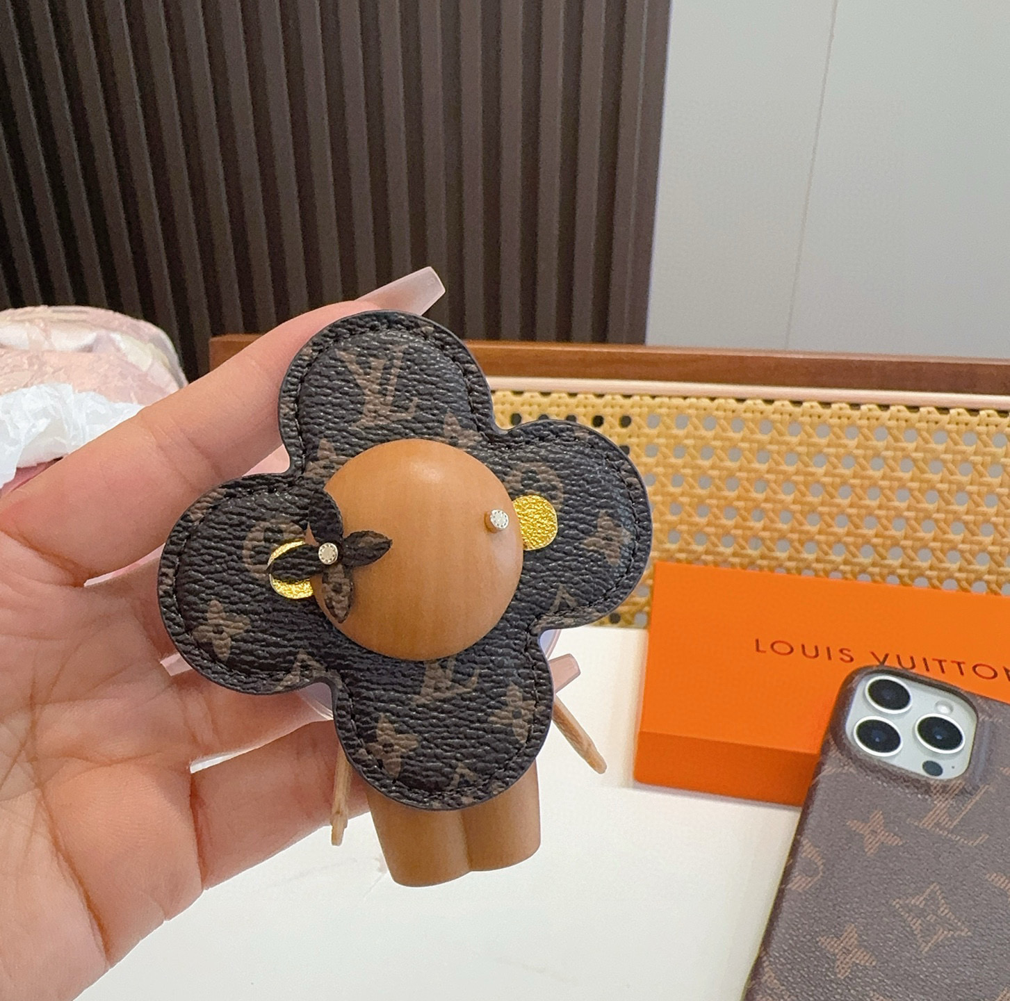 磁吸手机壳   磁吸支架 🆕Lv村上隆33彩 白三彩 黑三彩手机壳 Lv经典老花四包手机壳  薇薇安太阳
