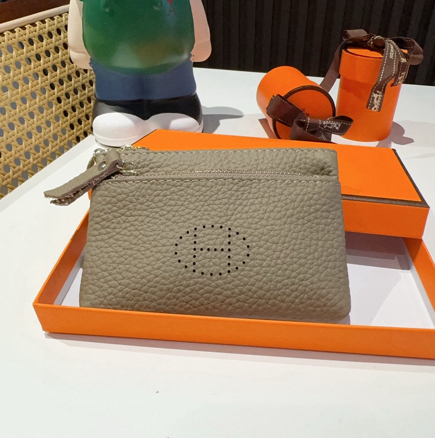  。爱马仕H零钱包钥匙包，头层牛皮 有隔层 可放口红零钱耳机等小物件 手感真的很赞❗️