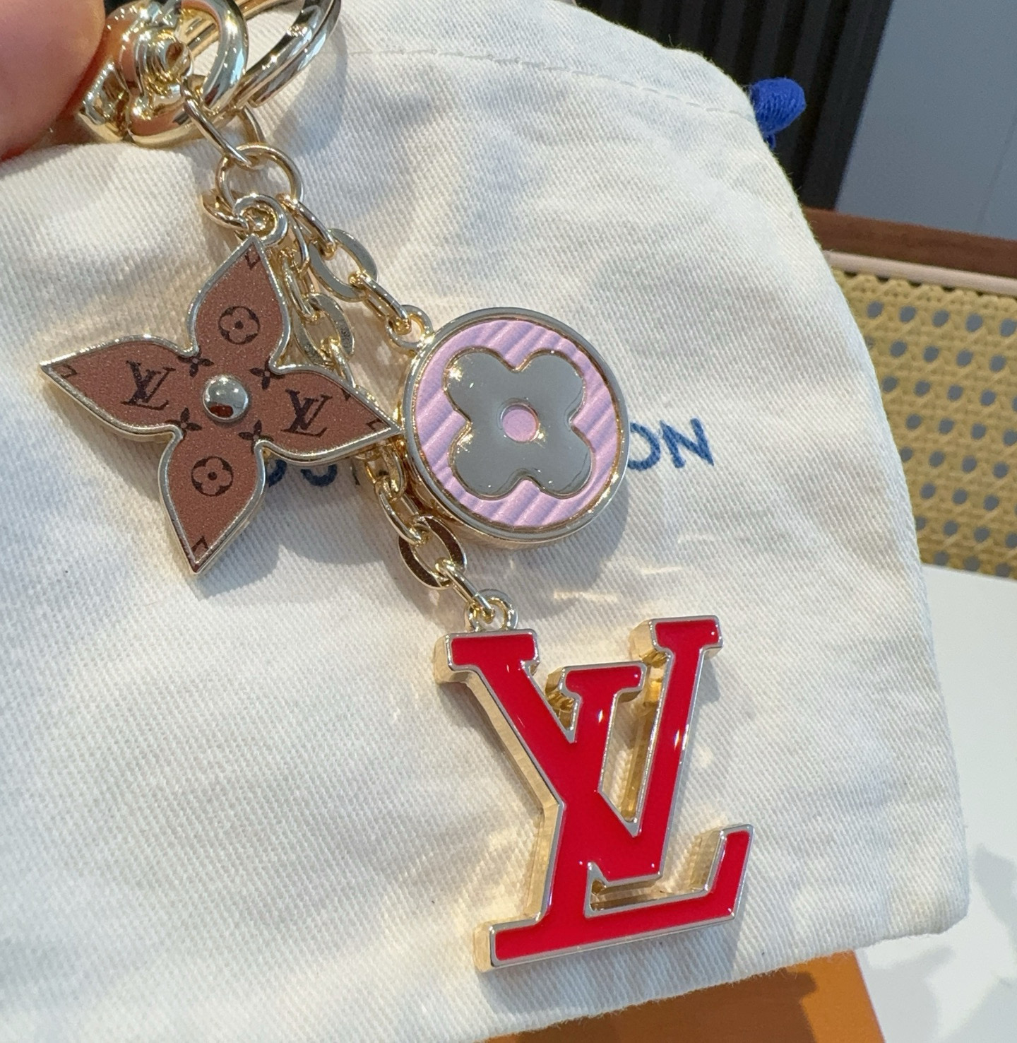  。Lv 钥匙扣包挂件
SPring Street Chain 包饰将 Monogram 花卉和 LV 