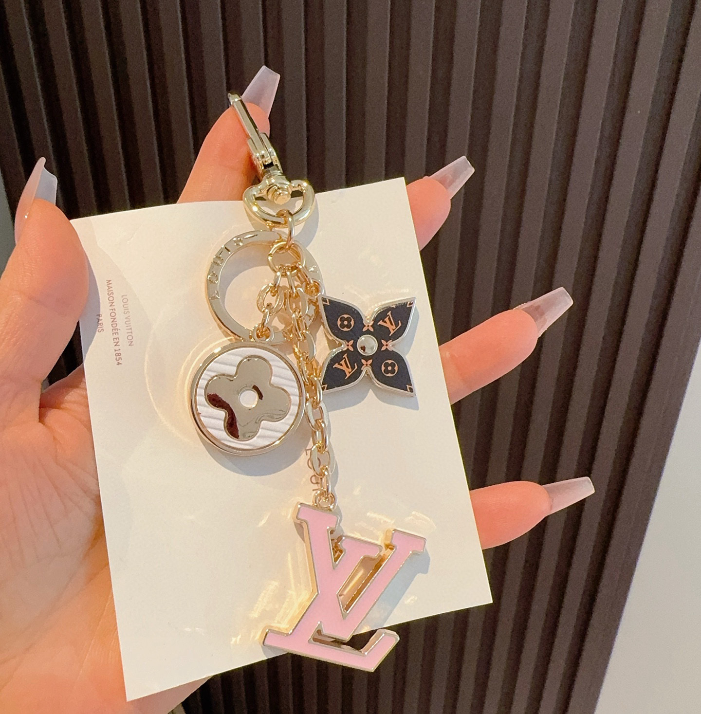  。Lv 钥匙扣包挂件
SPring Street Chain 包饰将 Monogram 花卉和 LV 