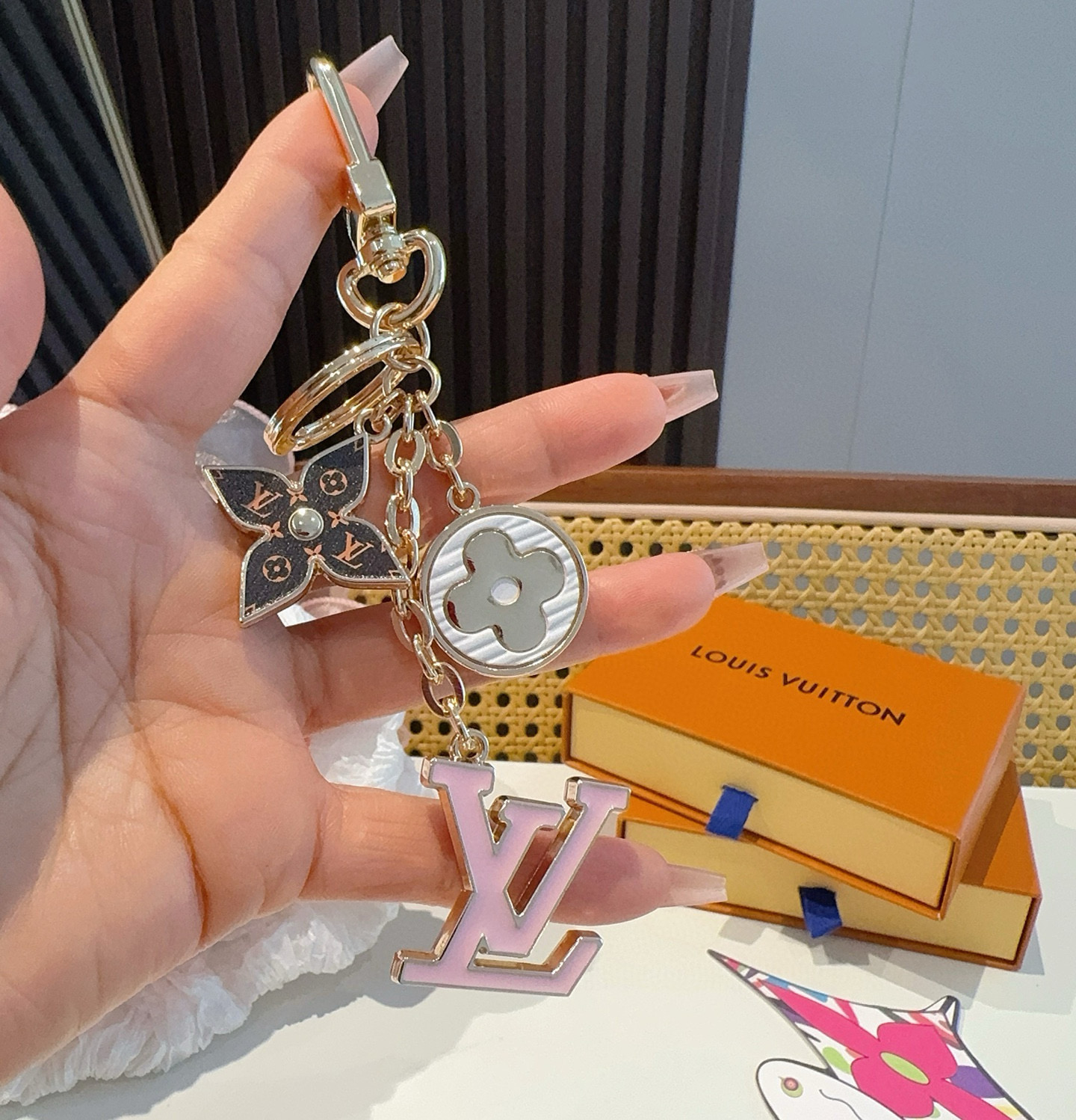  。Lv 钥匙扣包挂件
SPring Street Chain 包饰将 Monogram 花卉和 LV 