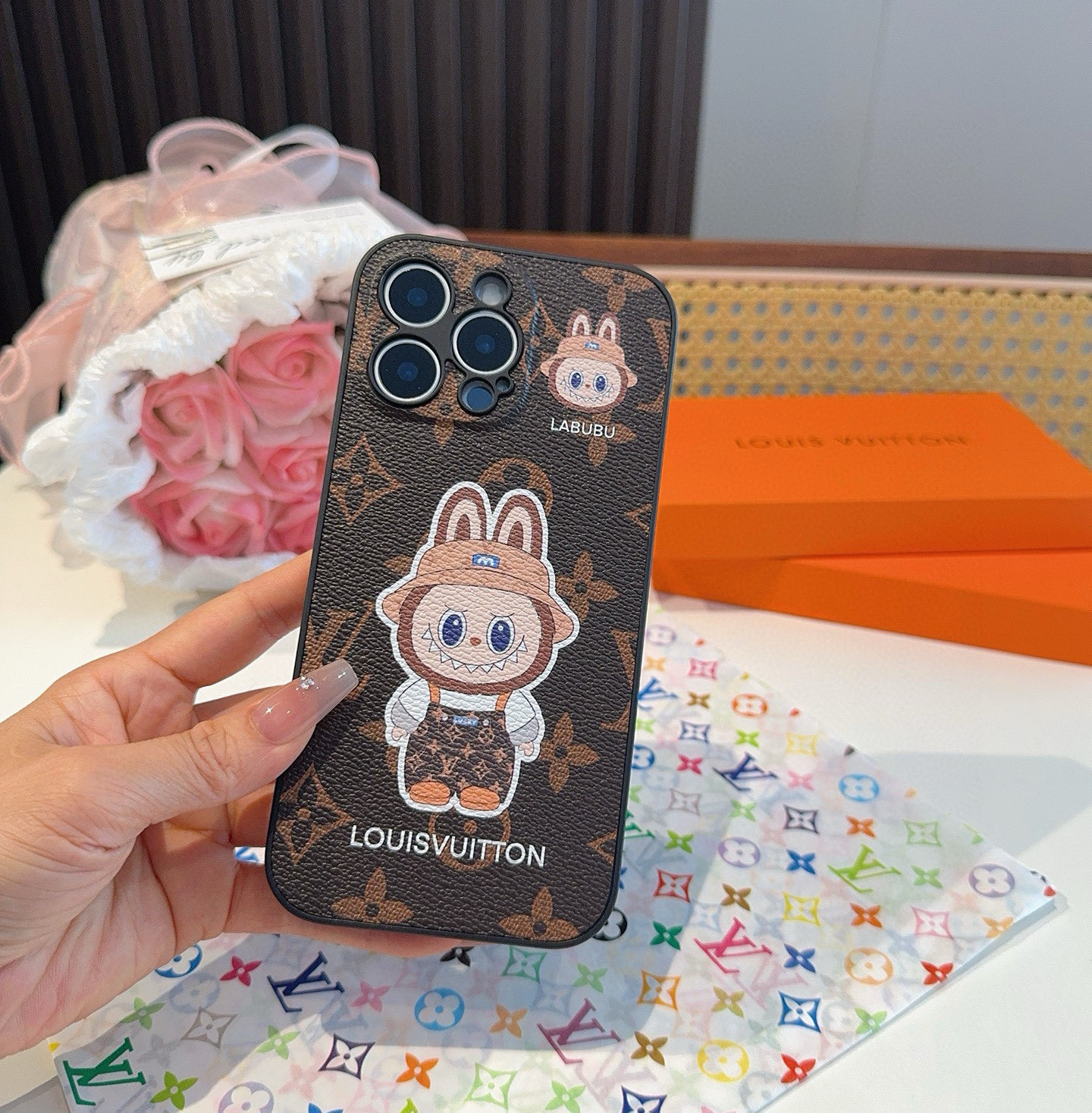 。Lv精孔全包手机壳 拉布布图案Lv全包围边皮质手机壳
型号:为了不出现报错型号,请打开本机查看手机设