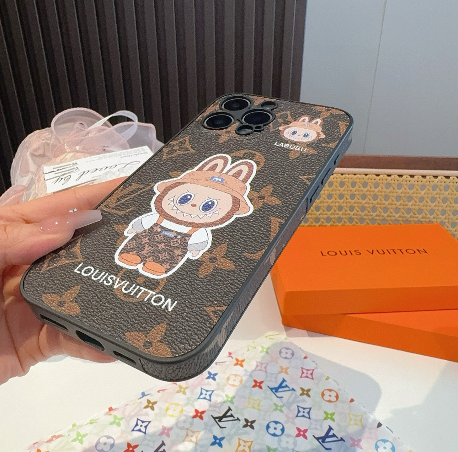 。Lv精孔全包手机壳 拉布布图案Lv全包围边皮质手机壳
型号:为了不出现报错型号,请打开本机查看手机设