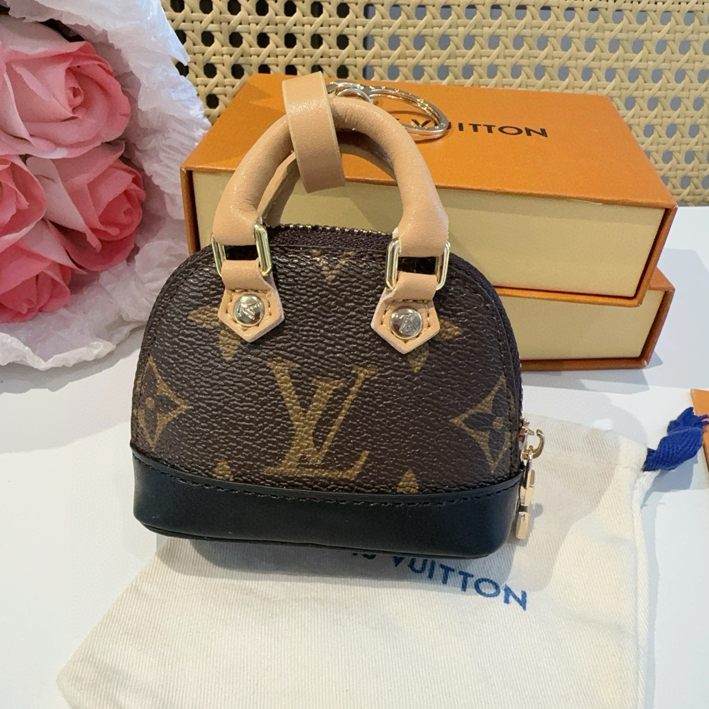❗爆款。路易威登LOUIS VUITTON 新款 老花&白三彩mini包包贝壳包  LV包包挂饰，钥匙扣