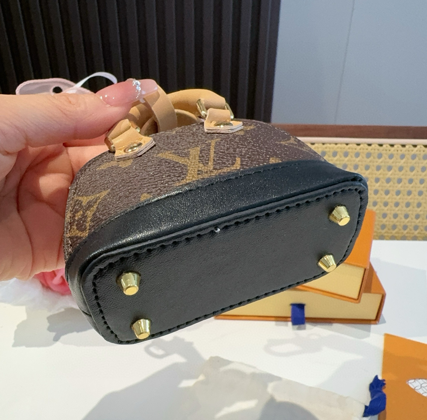 ❗爆款。路易威登LOUIS VUITTON 新款 老花&白三彩mini包包贝壳包  LV包包挂饰，钥匙扣