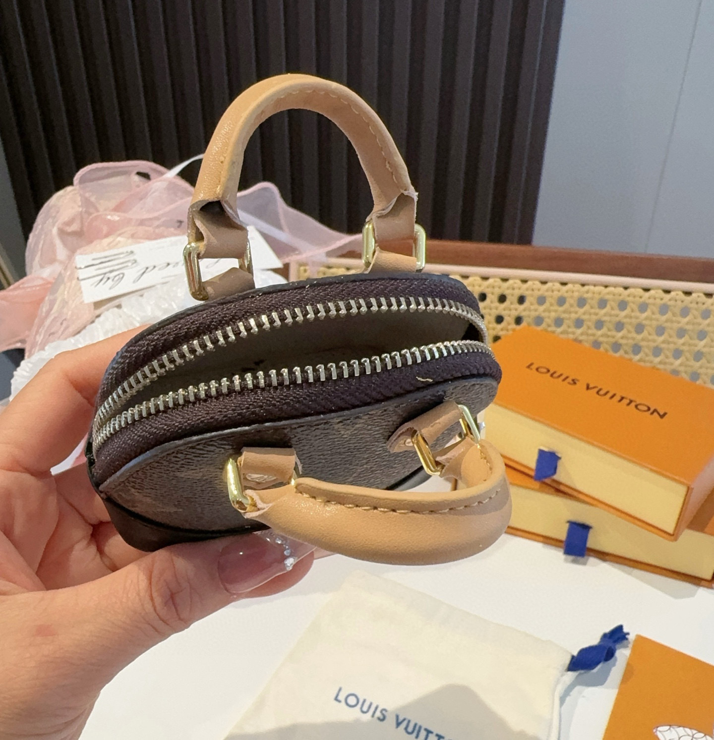 ❗爆款。路易威登LOUIS VUITTON 新款 老花&白三彩mini包包贝壳包  LV包包挂饰，钥匙扣