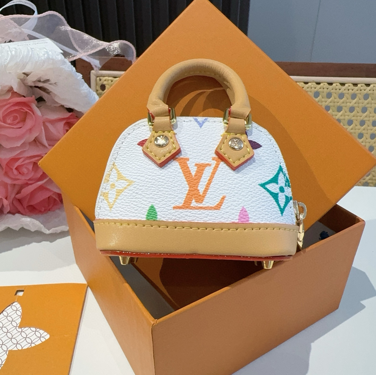 ❗爆款。路易威登LOUIS VUITTON 新款 老花&白三彩mini包包贝壳包  LV包包挂饰，钥匙扣