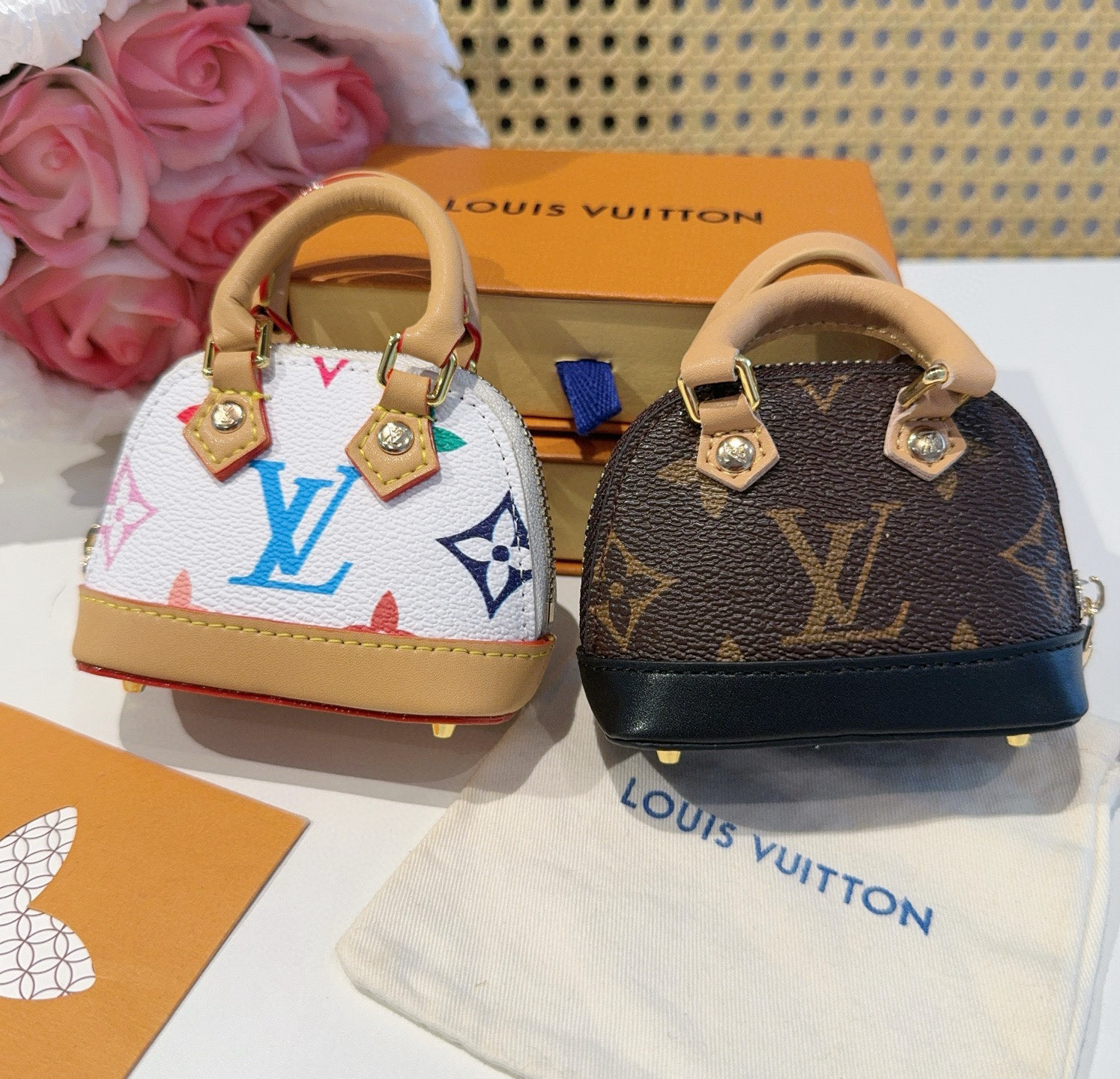 ❗爆款。路易威登LOUIS VUITTON 新款 老花&白三彩mini包包贝壳包  LV包包挂饰，钥匙扣