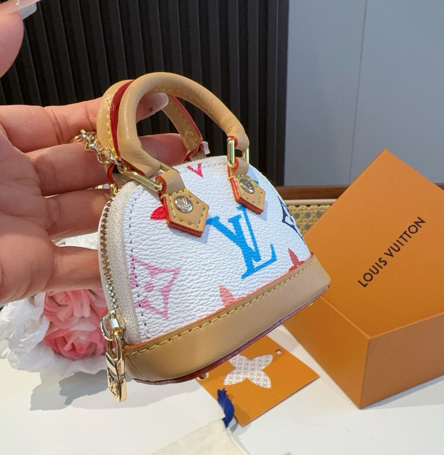 ❗爆款。路易威登LOUIS VUITTON 新款 老花&白三彩mini包包贝壳包  LV包包挂饰，钥匙扣