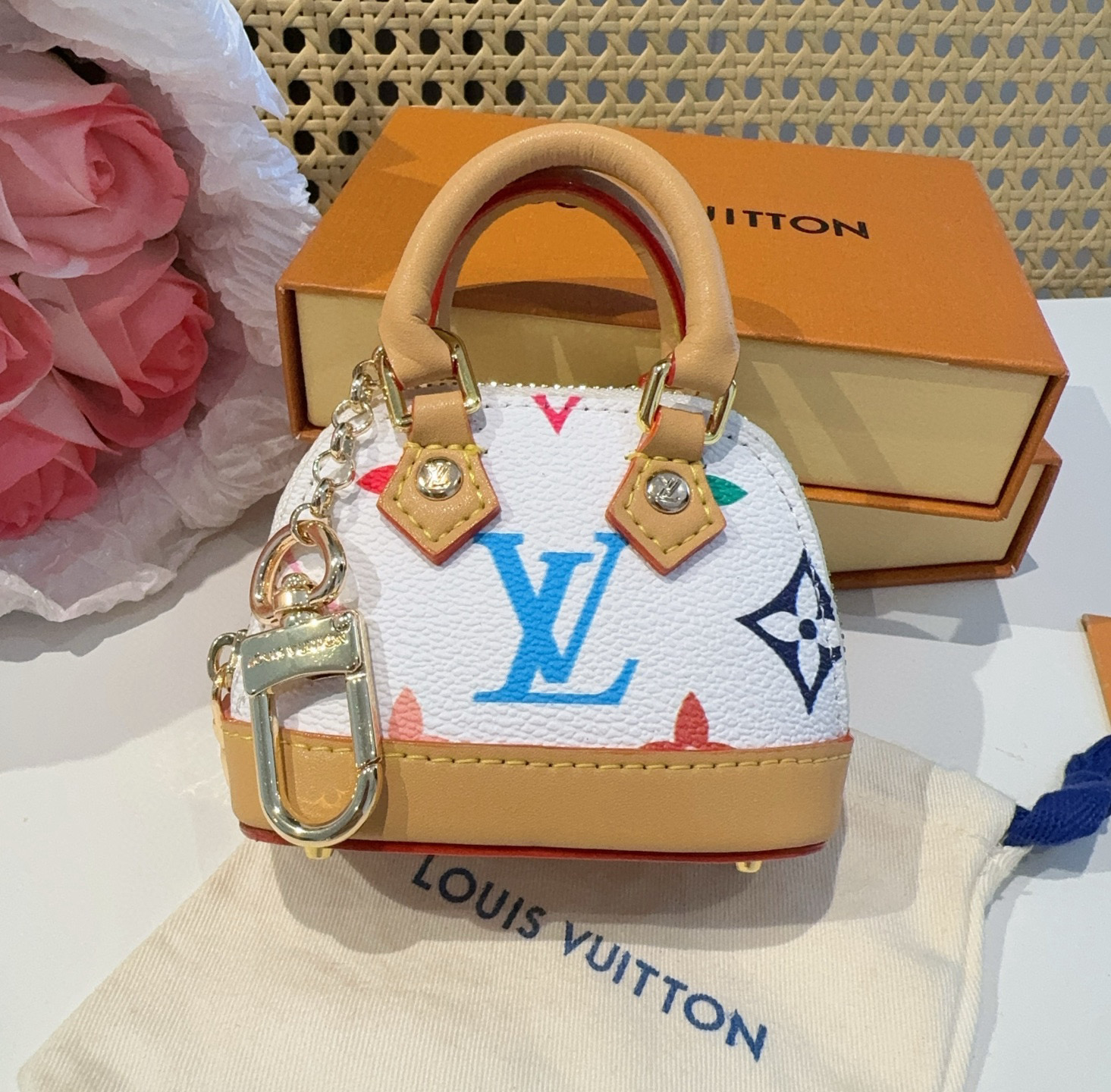 ❗爆款。路易威登LOUIS VUITTON 新款 老花&白三彩mini包包贝壳包  LV包包挂饰，钥匙扣