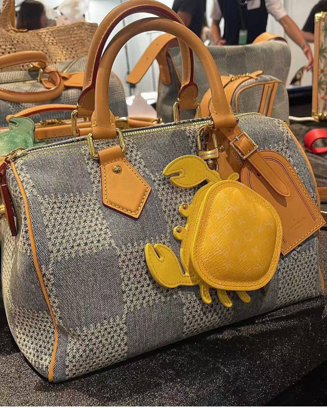 🆕官网新品 热卖Louis Vuitton 路易威登lv 小螃蟹耳机包钥匙扣挂件挂饰 Lv钥匙包蓝牙耳