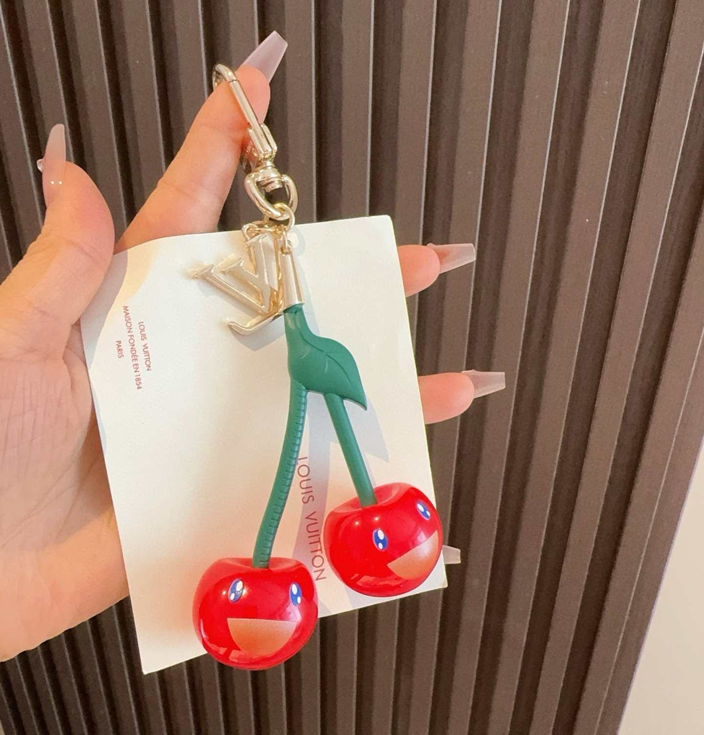 
🆕LV 钥匙扣 包包挂件x TM LV Cerise 包饰出自路易威登 村上隆复刻系列，以莹泽金属和有