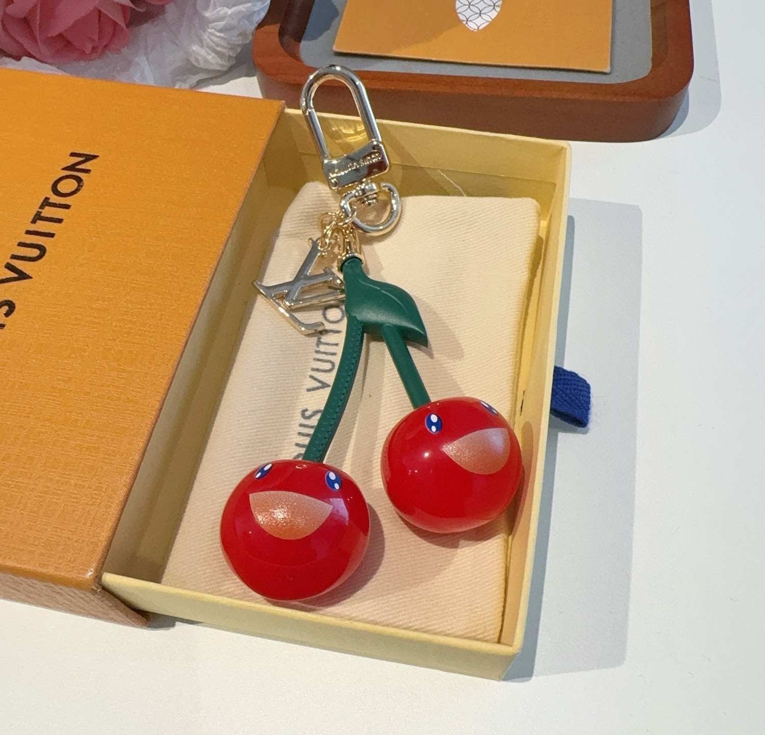
🆕LV 钥匙扣 包包挂件x TM LV Cerise 包饰出自路易威登 村上隆复刻系列，以莹泽金属和有