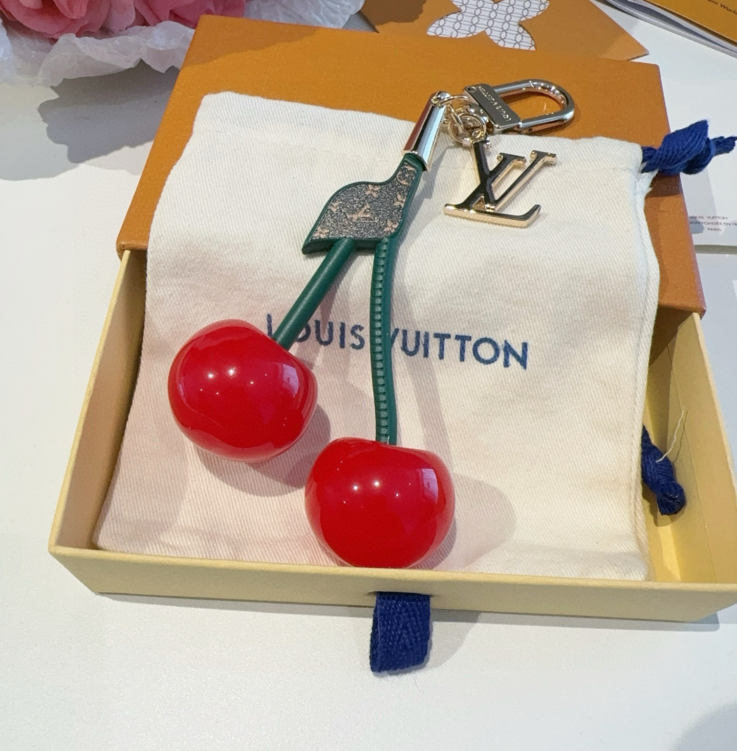 
🆕LV 钥匙扣 包包挂件x TM LV Cerise 包饰出自路易威登 村上隆复刻系列，以莹泽金属和有
